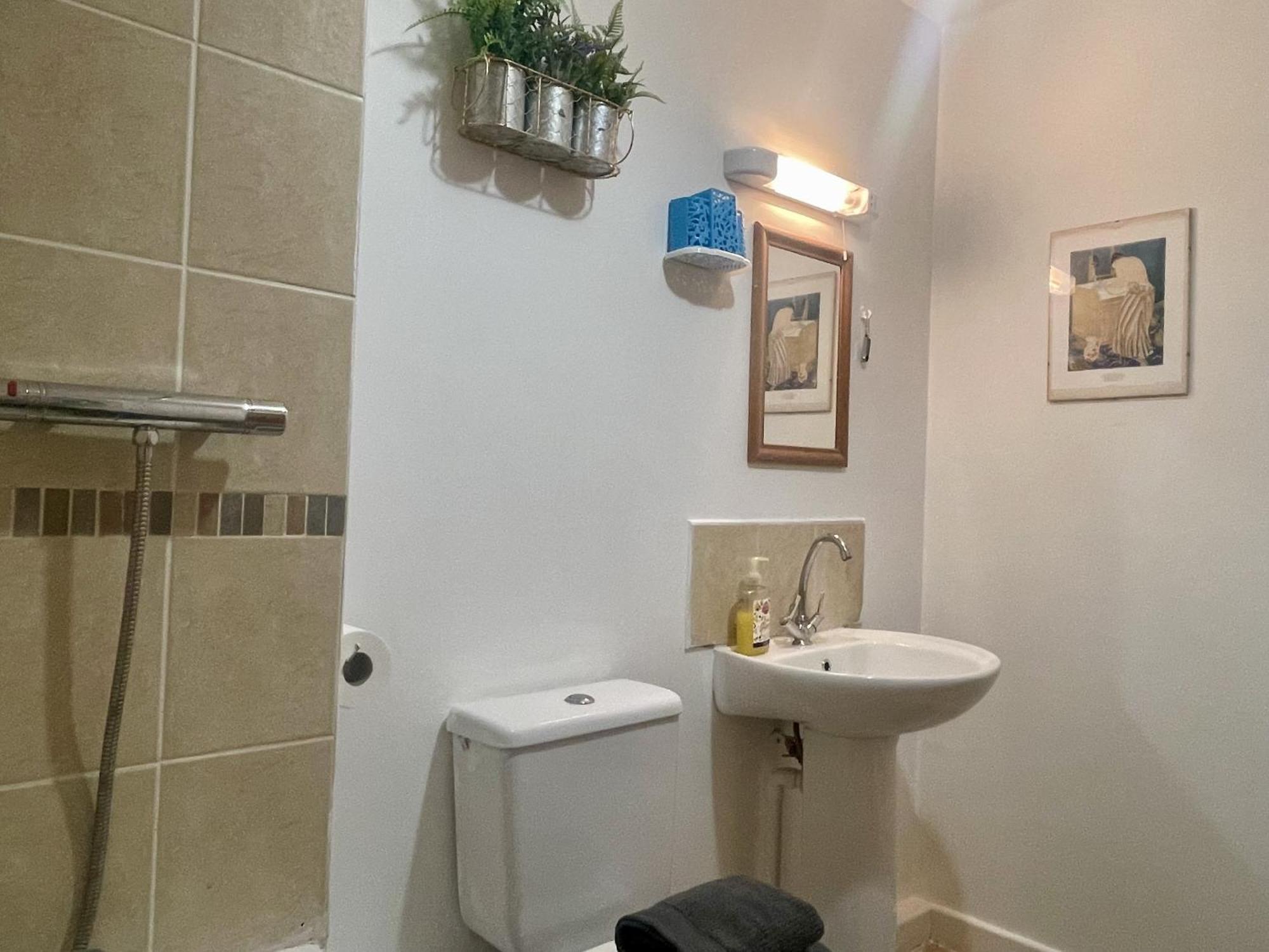 Hk Life Serviced , Centre Apartment Swindon