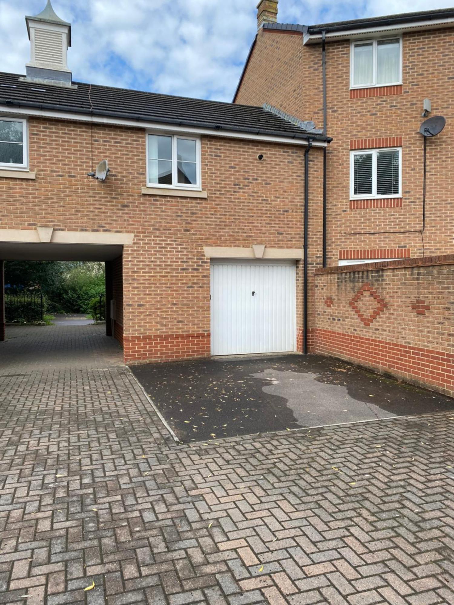 Coach House Studio Flat In A Quiet Suburb With Private Parking