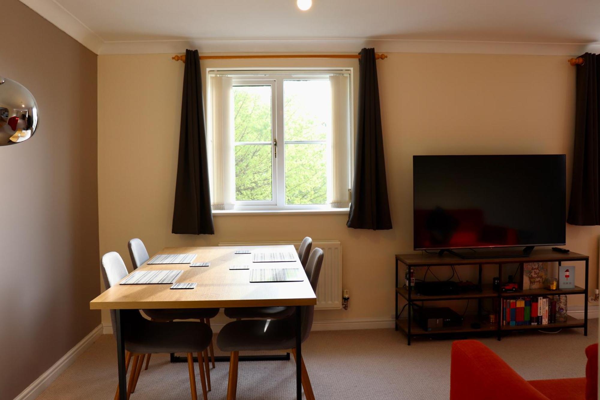 Coach House Studio Flat In A Quiet Suburb With Private Parking