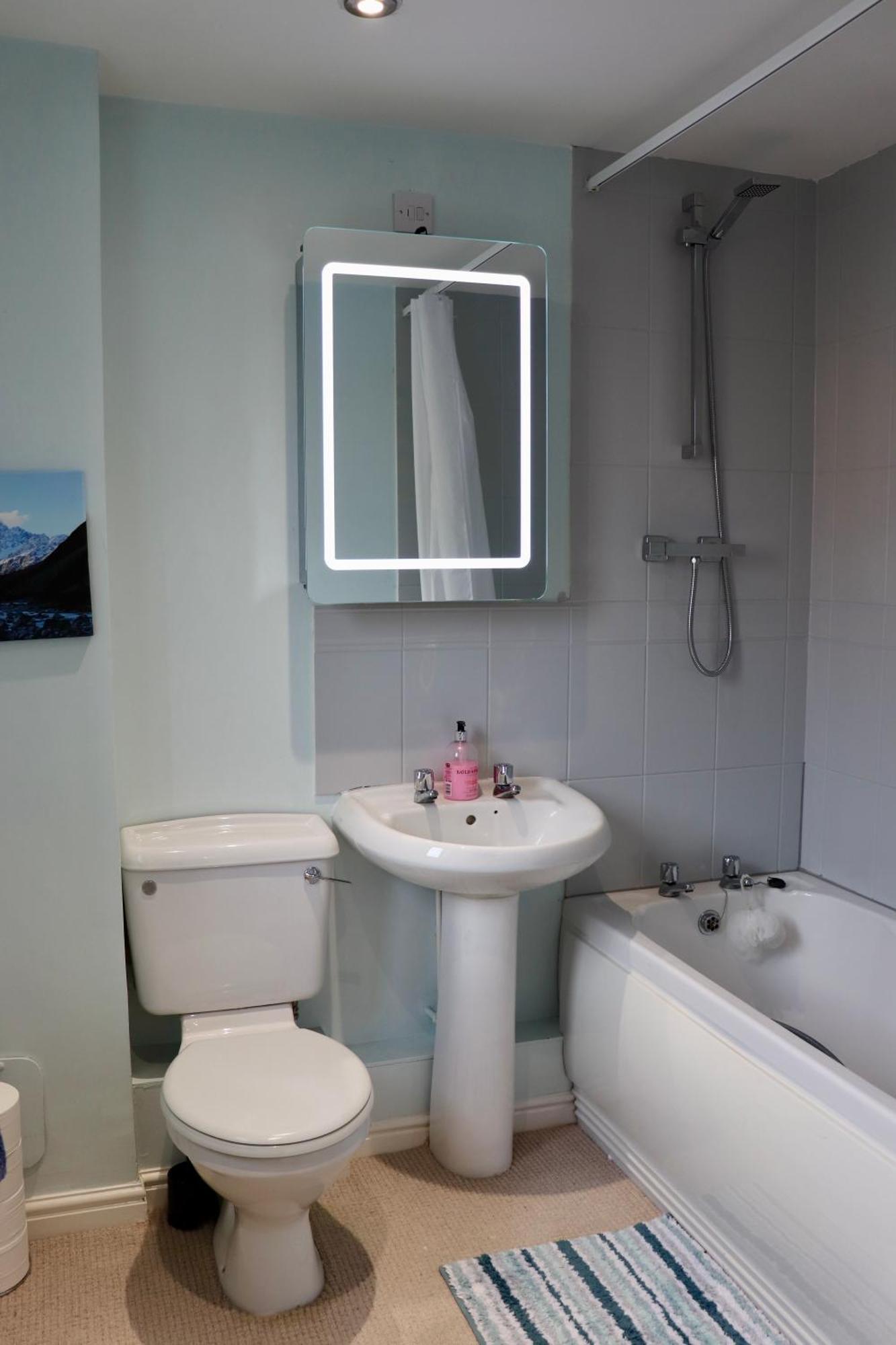 Coach House Studio Flat In A Quiet Suburb With Private Parking *