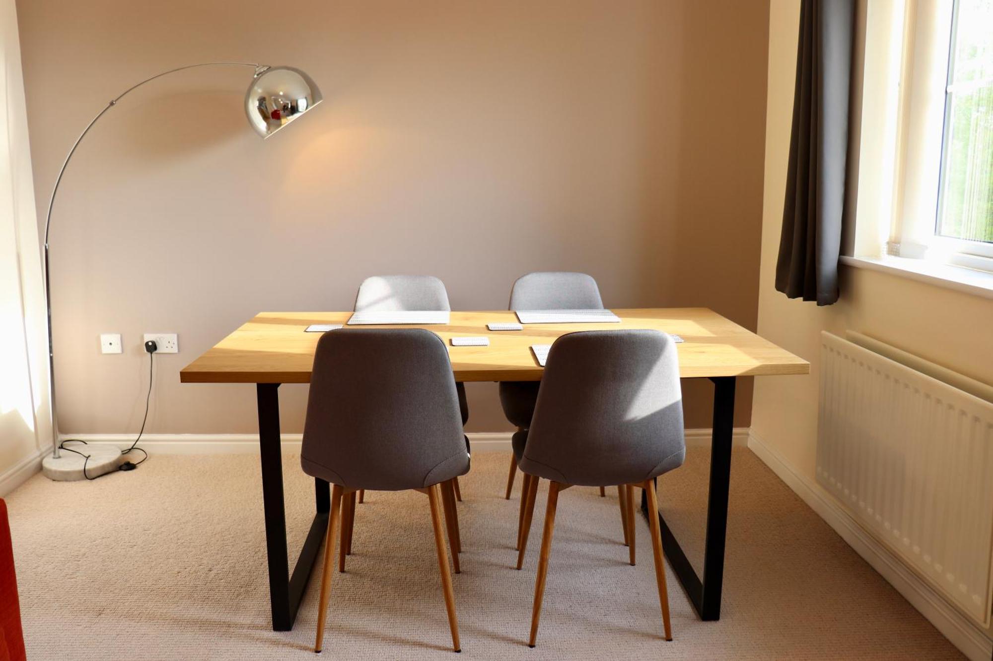 Coach House Studio Flat In A Quiet Suburb With Private Parking * Swindon