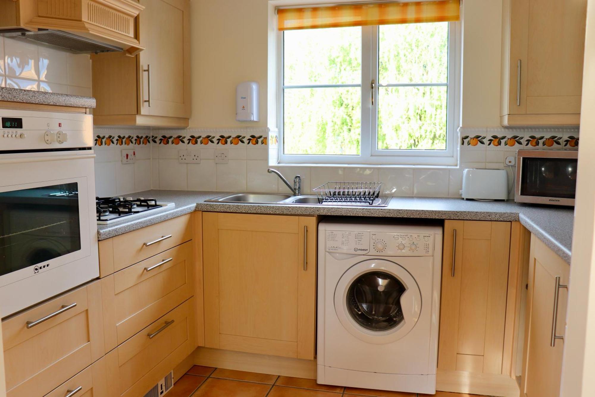 Apartment Coach House Studio Flat In A Quiet Suburb With Private Parking *