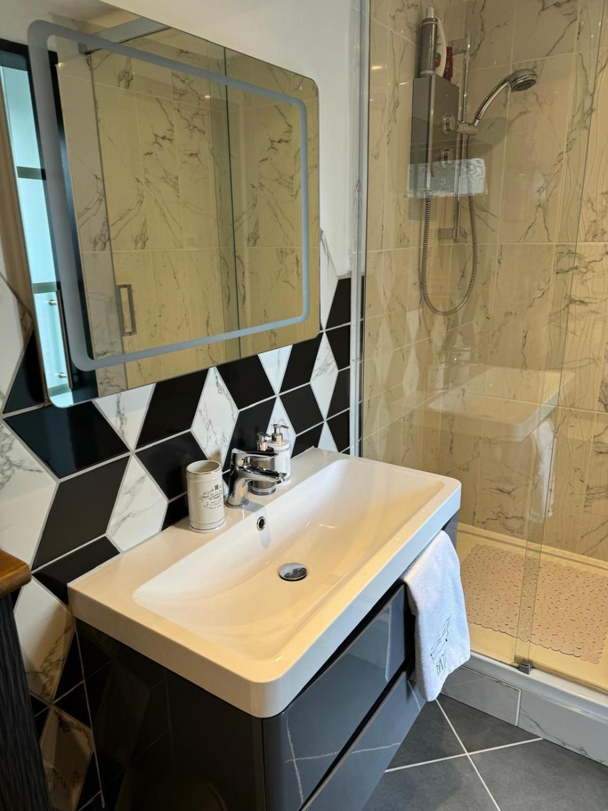 Modern In Peaceful Area Apartment Swindon