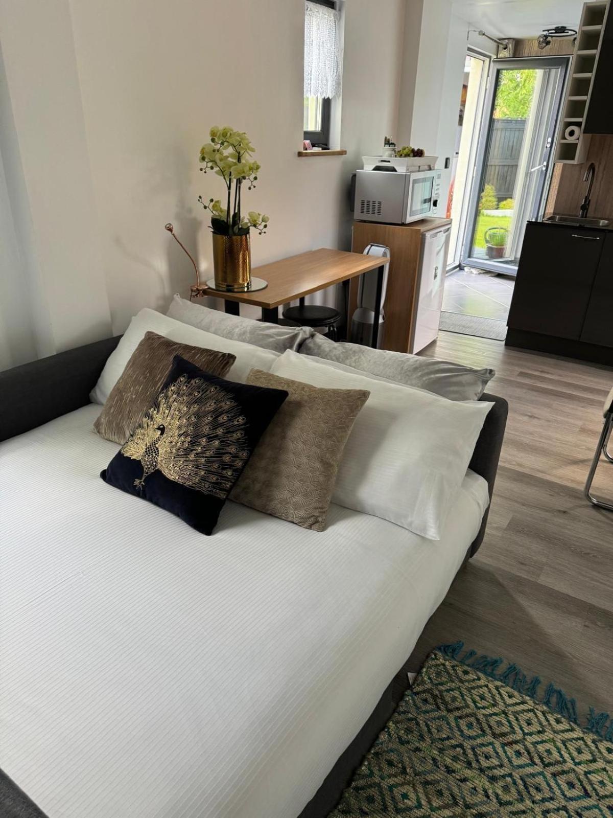 Modern In Peaceful Area Apartment Swindon