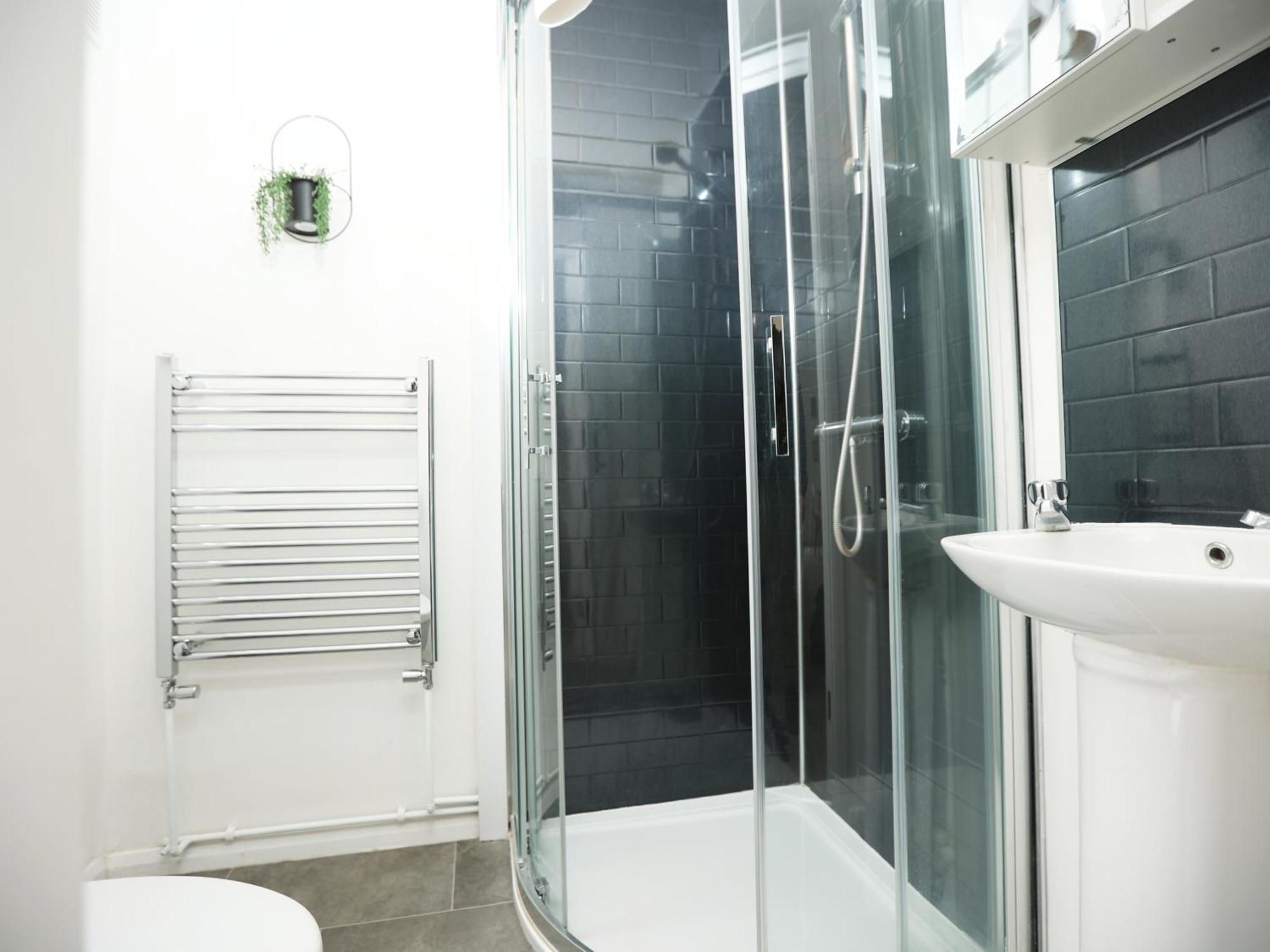 Apartment Havelock By N And N Ltd, Centre, Ideal For Contractors, Professionals, Close To Centre, Long Disc Available *