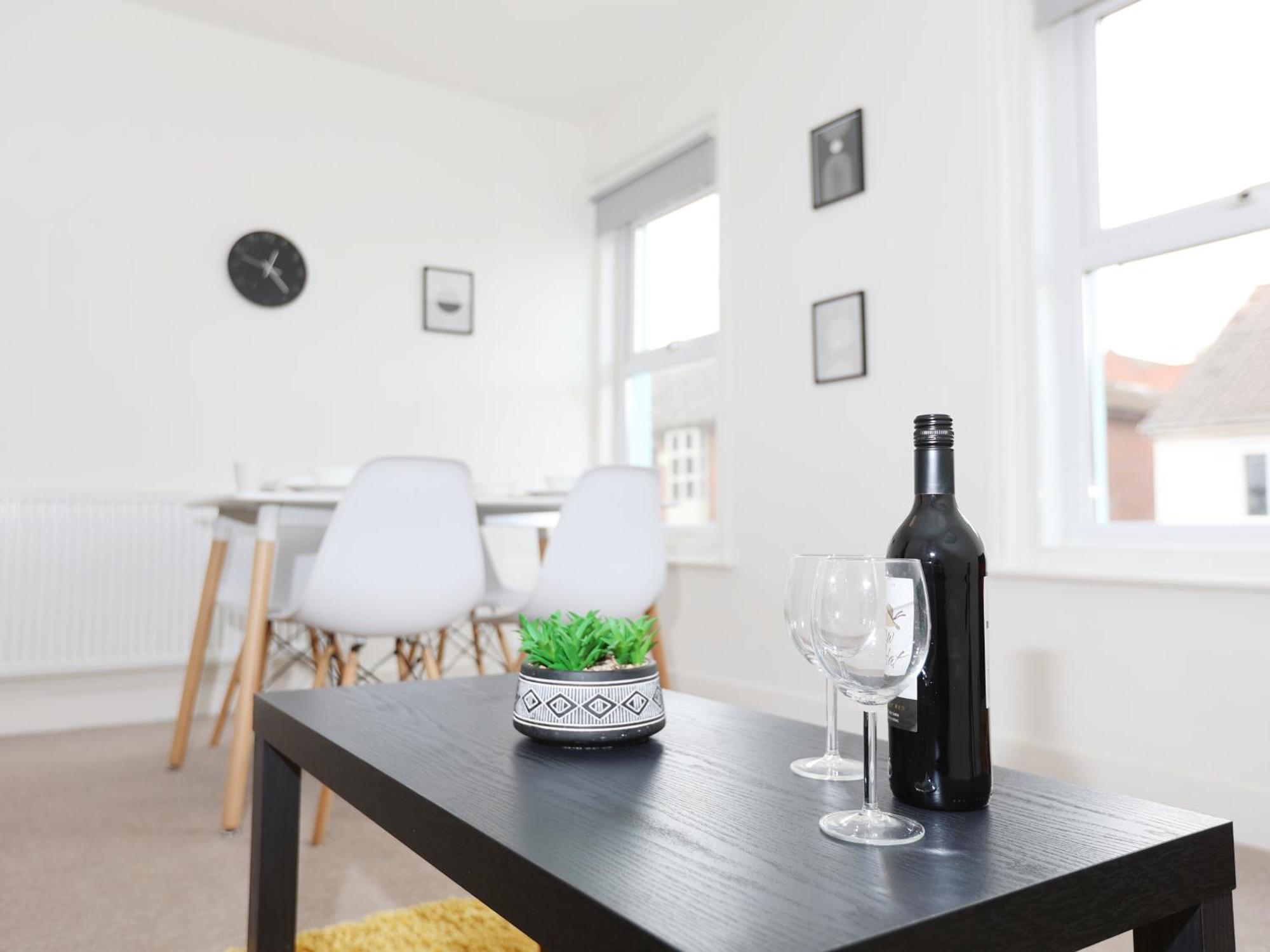 Apartment Havelock By N And N Ltd, Centre, Ideal For Contractors, Professionals, Close To Centre, Long Disc Available Swindon