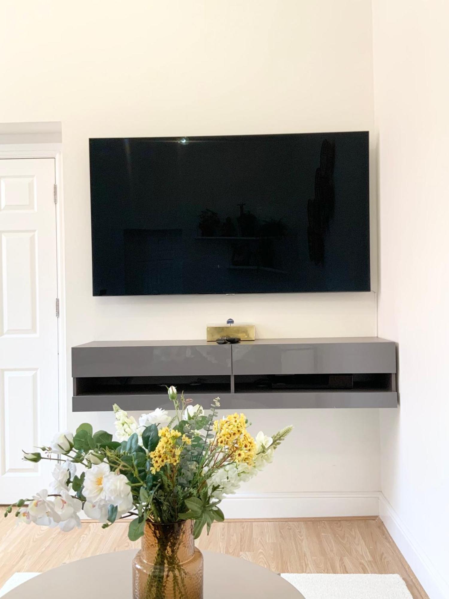 Stylish Flat In Location With Free Parking Apartment Swindon