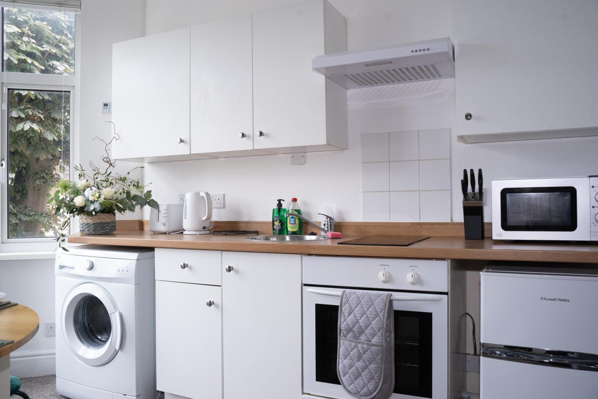 Stylish Town Centre Apartment, Free Parking, Sleeps Up To 3 * Swindon