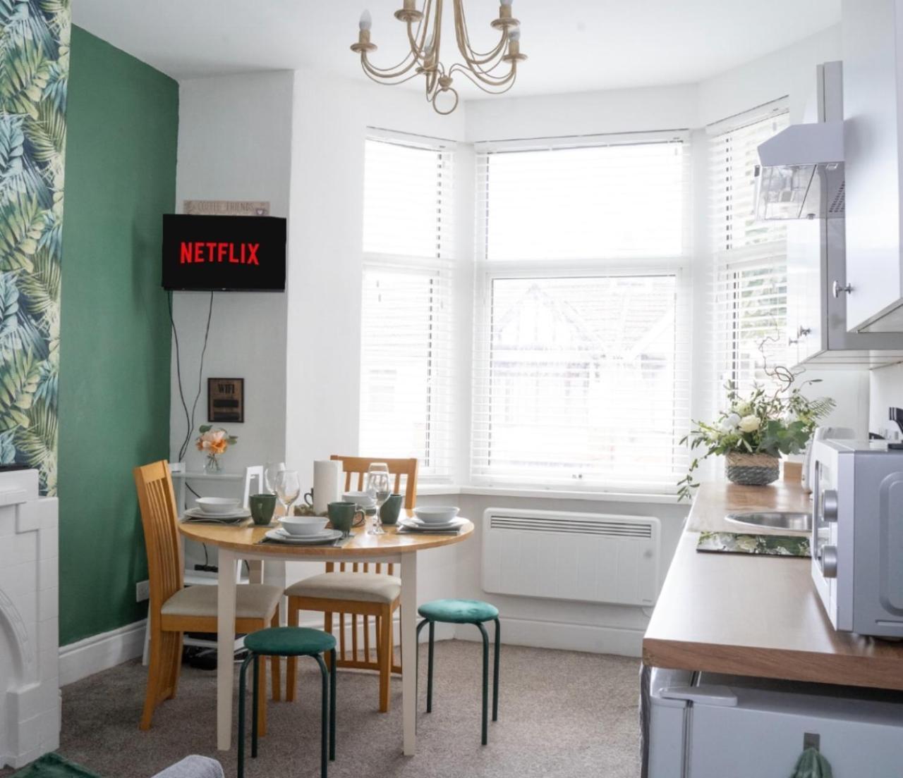 Apartment Stylish Town Centre Apartment, Free Parking, Sleeps Up To 3