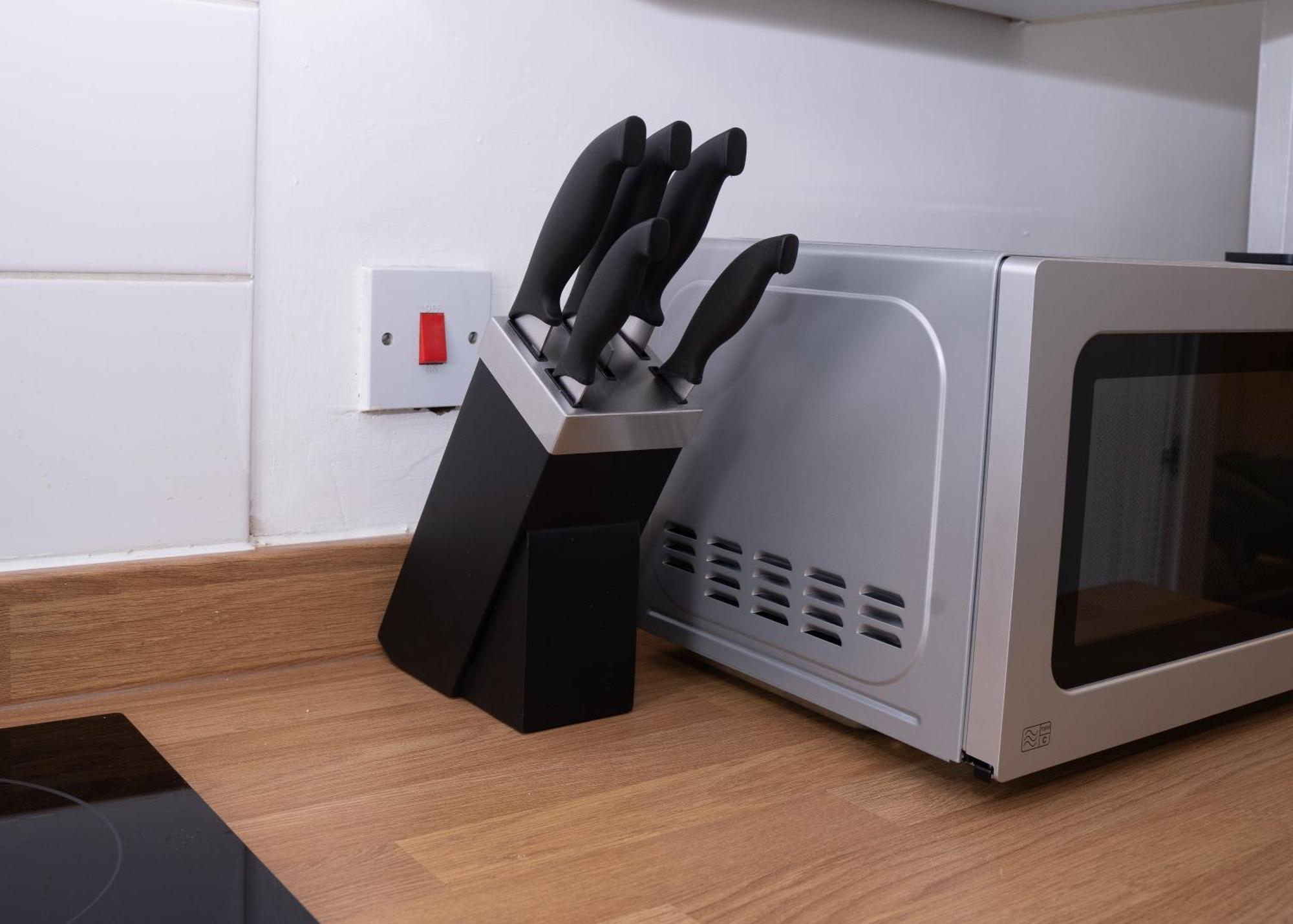 Stylish Town Centre Apartment, Free Parking, Sleeps Up To 3 Apartment *