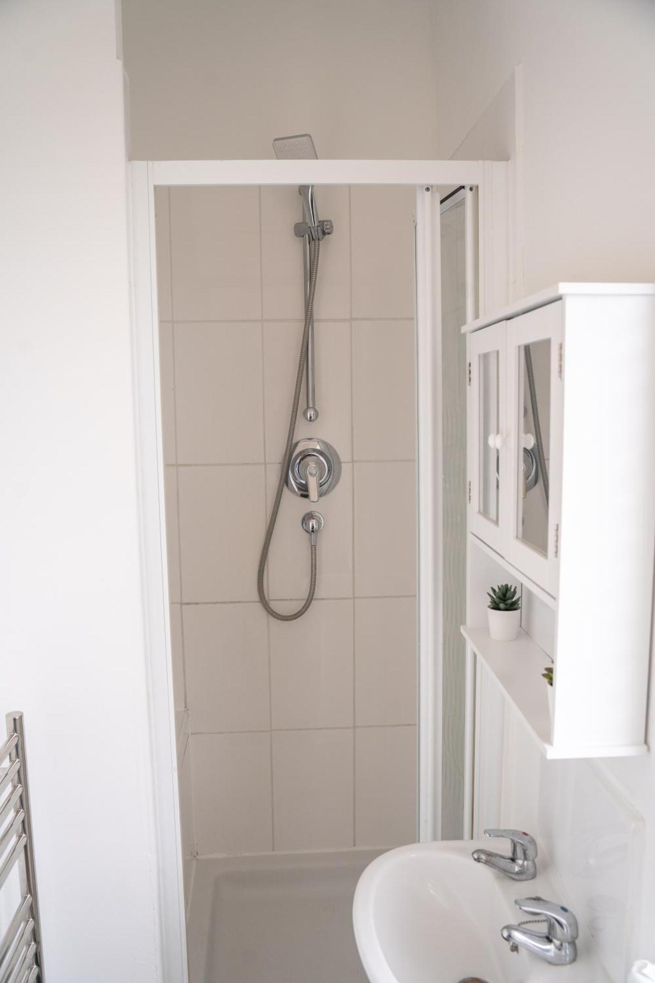 Apartment Stylish Town Centre Apartment, Free Parking, Sleeps Up To 3 Swindon