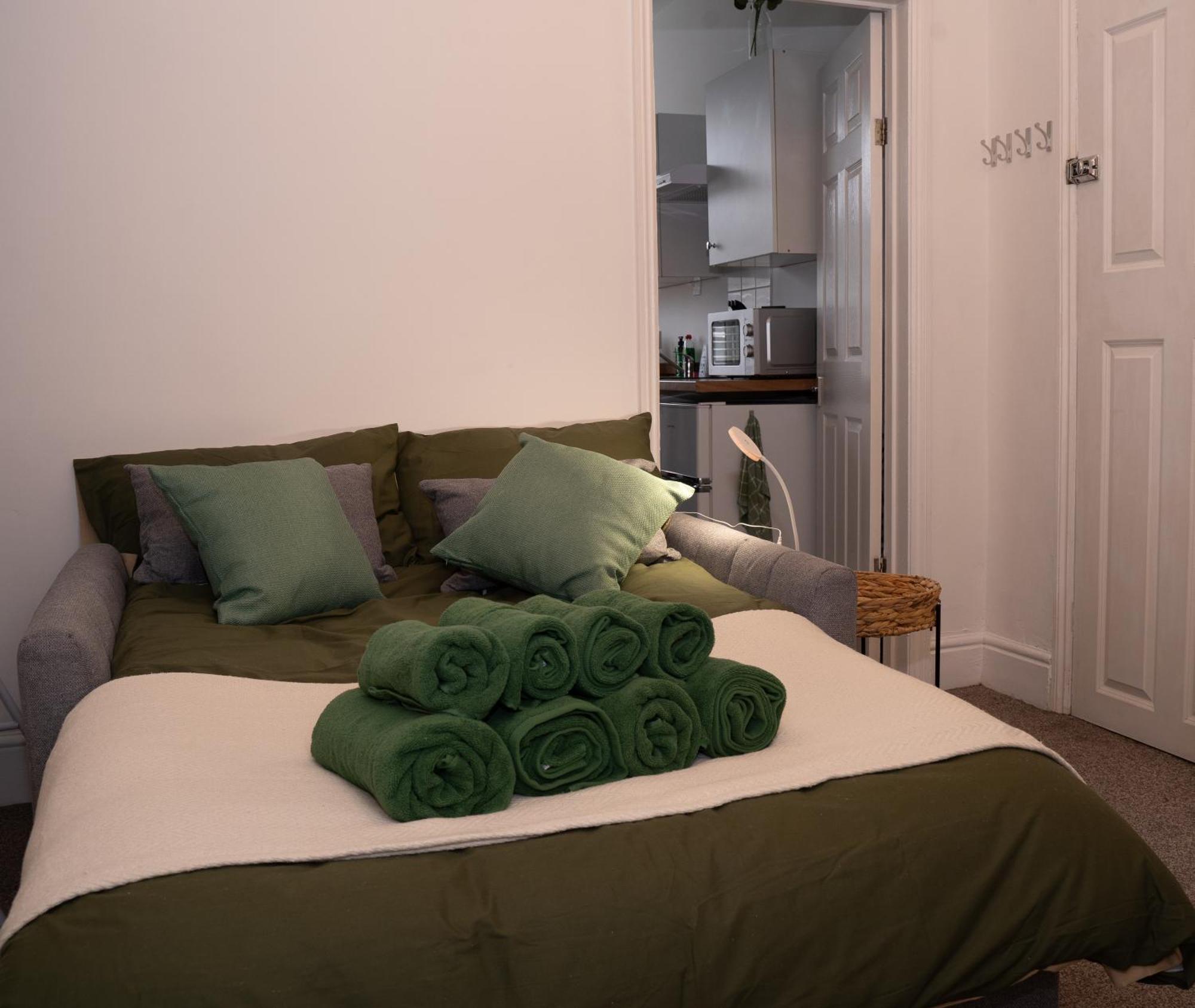 Stylish Town Centre Apartment, Free Parking, Sleeps Up To 3 * Swindon