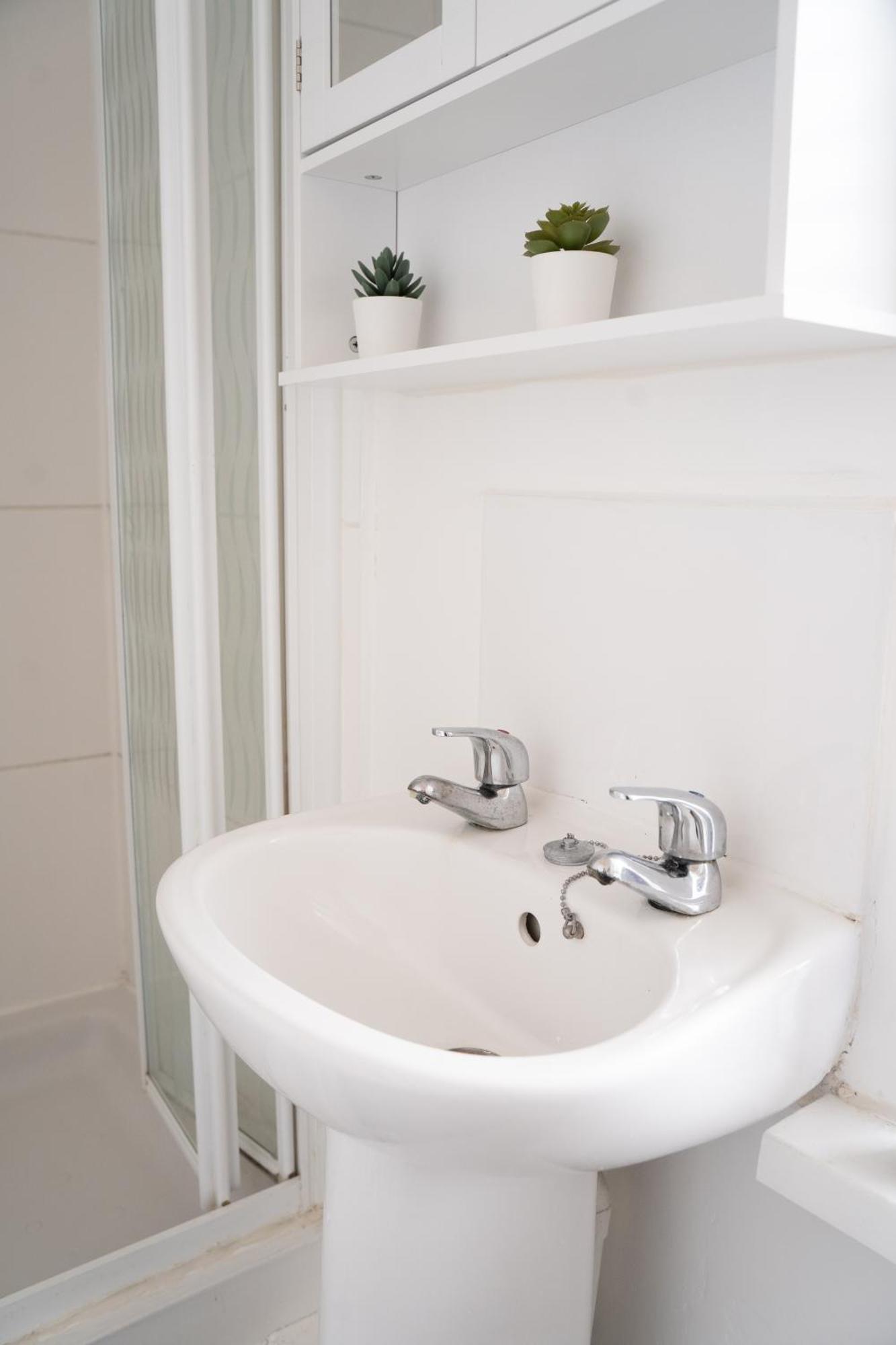 Stylish Town Centre Apartment, Free Parking, Sleeps Up To 3 *