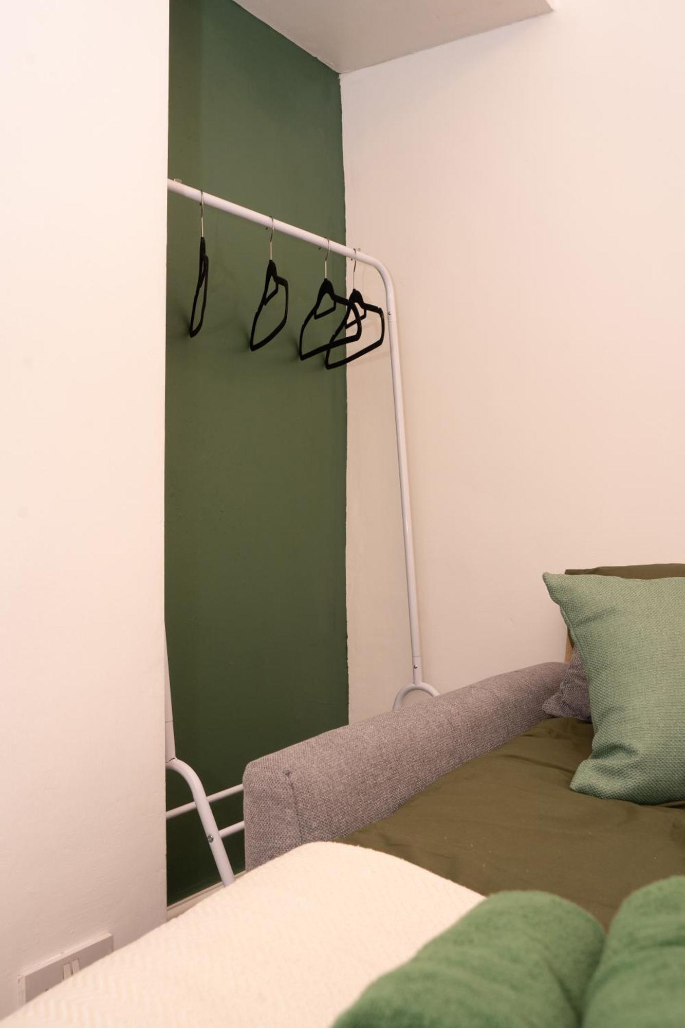 Apartment Stylish Town Centre Apartment, Free Parking, Sleeps Up To 3 *