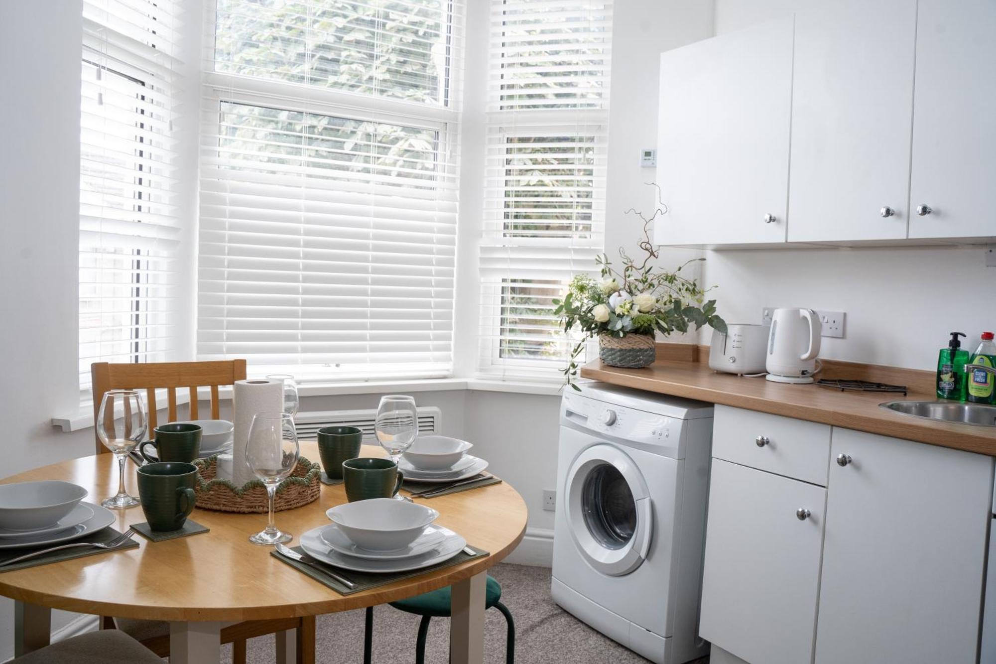 Stylish Town Centre Apartment, Free Parking, Sleeps Up To 3 *