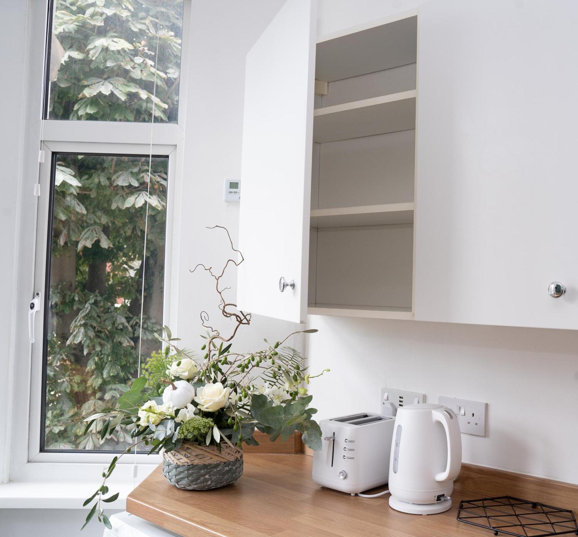 Stylish Town Centre Apartment, Free Parking, Sleeps Up To 3 Apartment Swindon