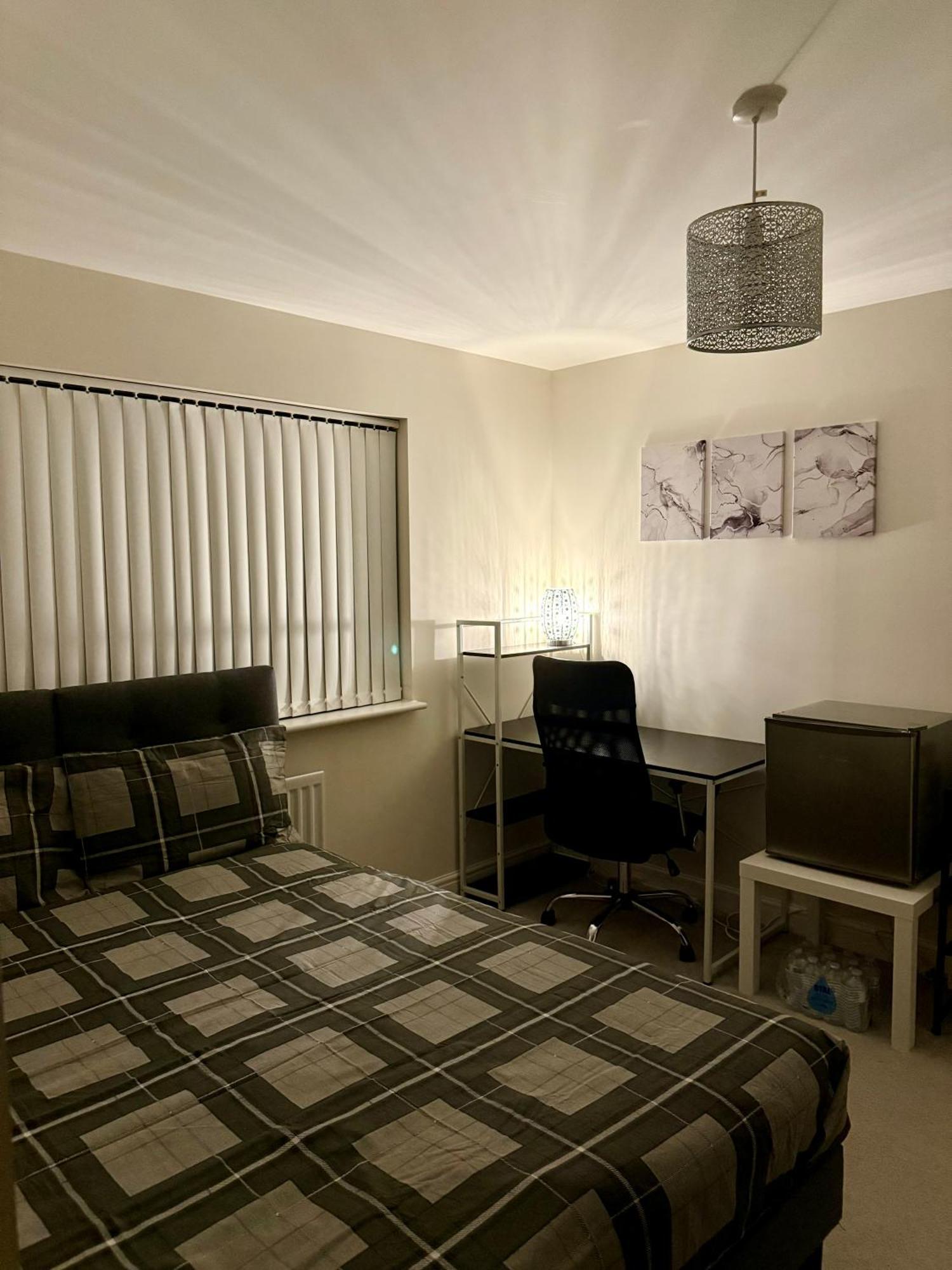 Large Double & Private Ensuite Bathroom, Badbury Park, Swindon, Near Great Western Hospital Hospedagem domiciliar