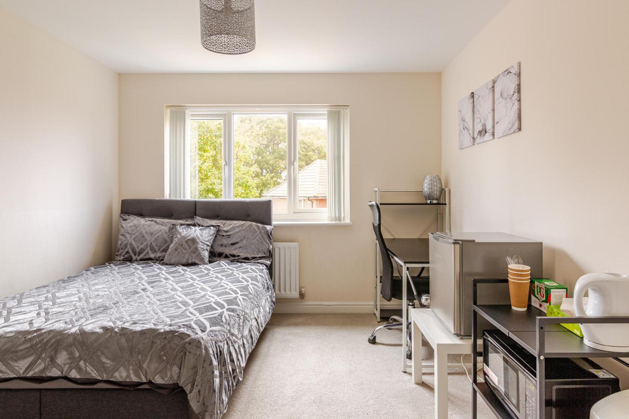 Large Double & Private Ensuite Bathroom, Badbury Park, Swindon, Near Great Western Hospital *