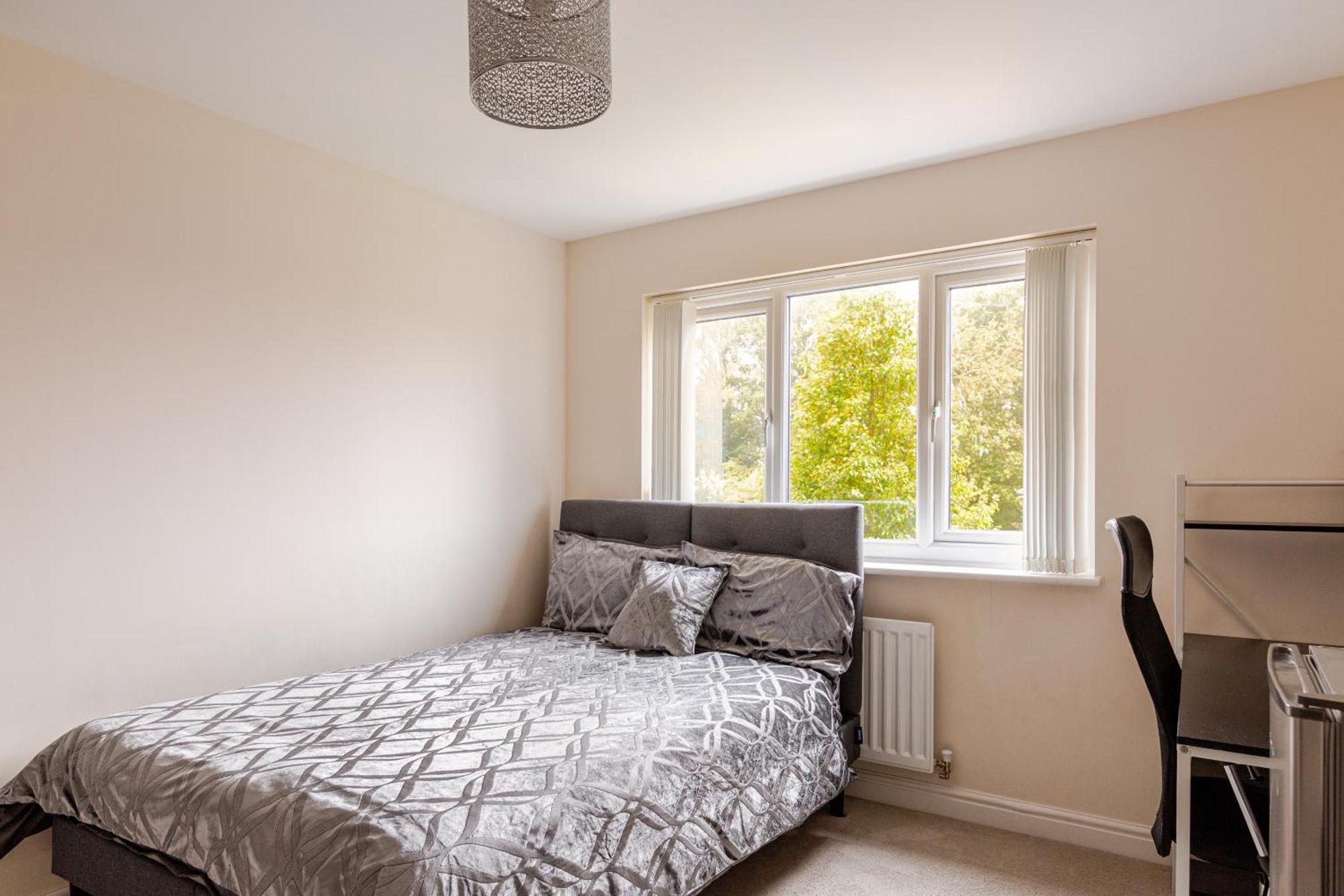 Large Double & Private Ensuite Bathroom, Badbury Park, Swindon, Near Great Western Hospital Swindon