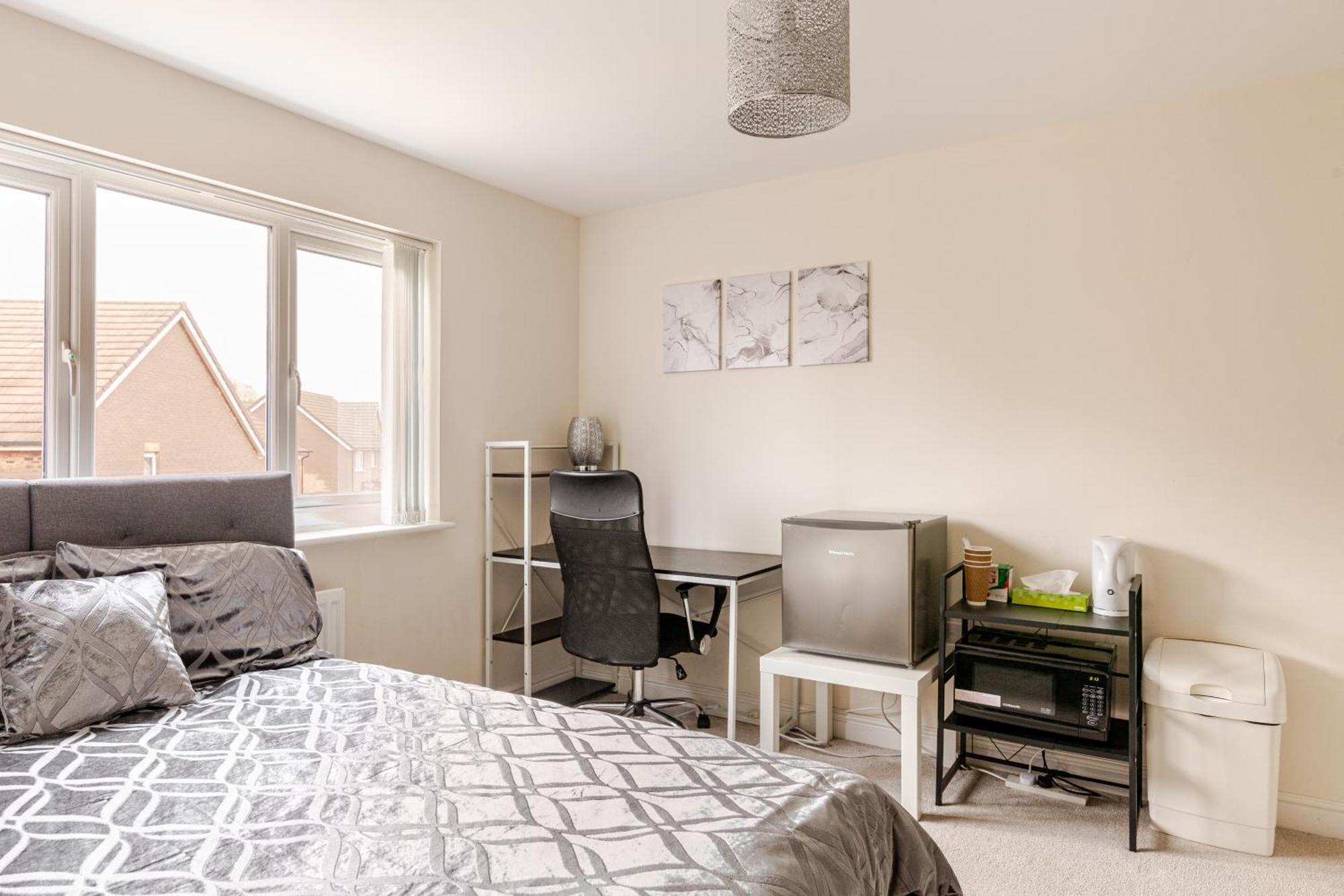 Large Double & Private Ensuite Bathroom, Badbury Park, Swindon, Near Great Western Hospital