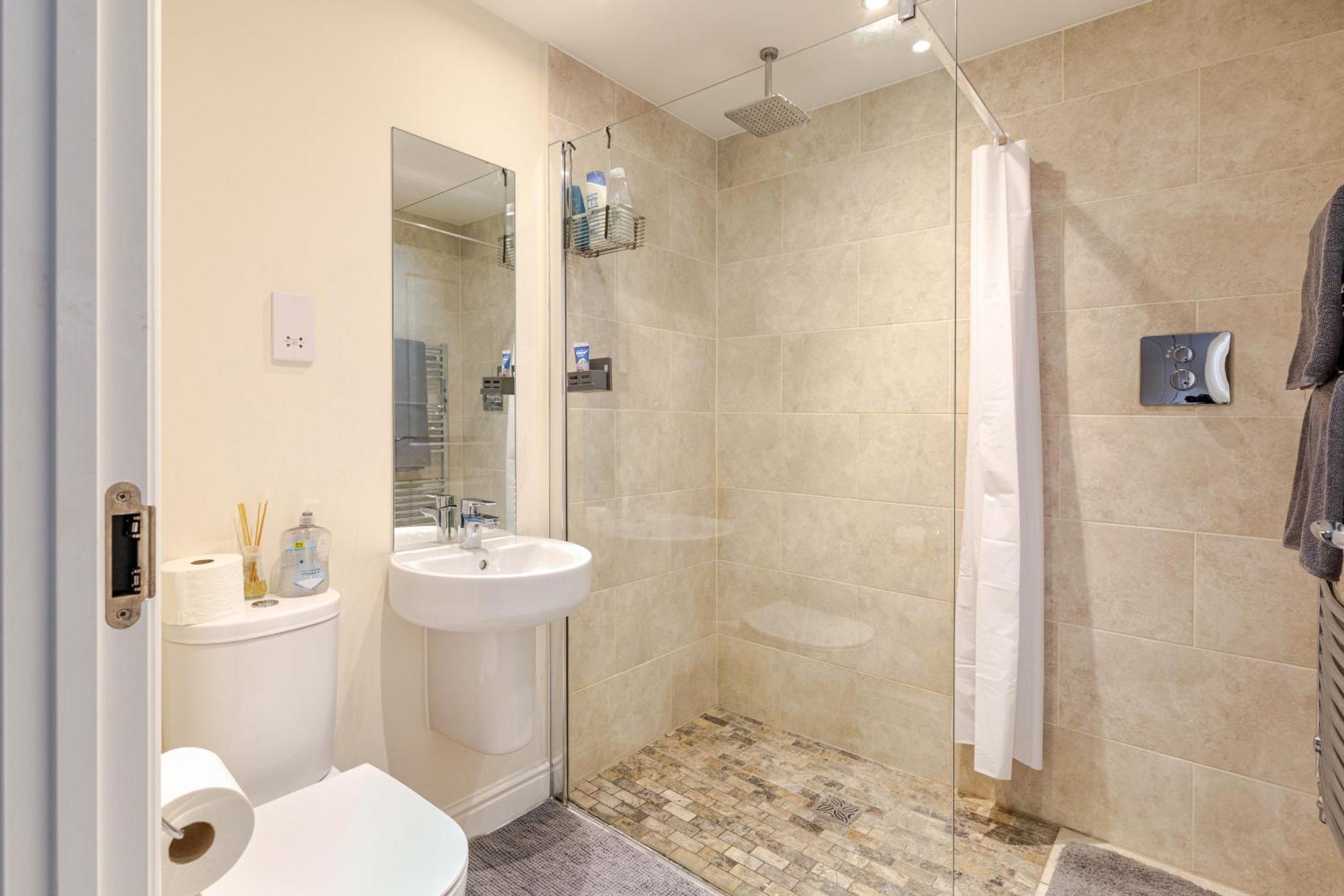 Large Double & Private Ensuite Bathroom, Badbury Park, Swindon, Near Great Western Hospital Hospedagem domiciliar
