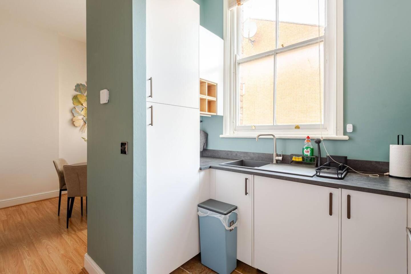 Stylish Flat In Location With Free Parking Apartment Swindon