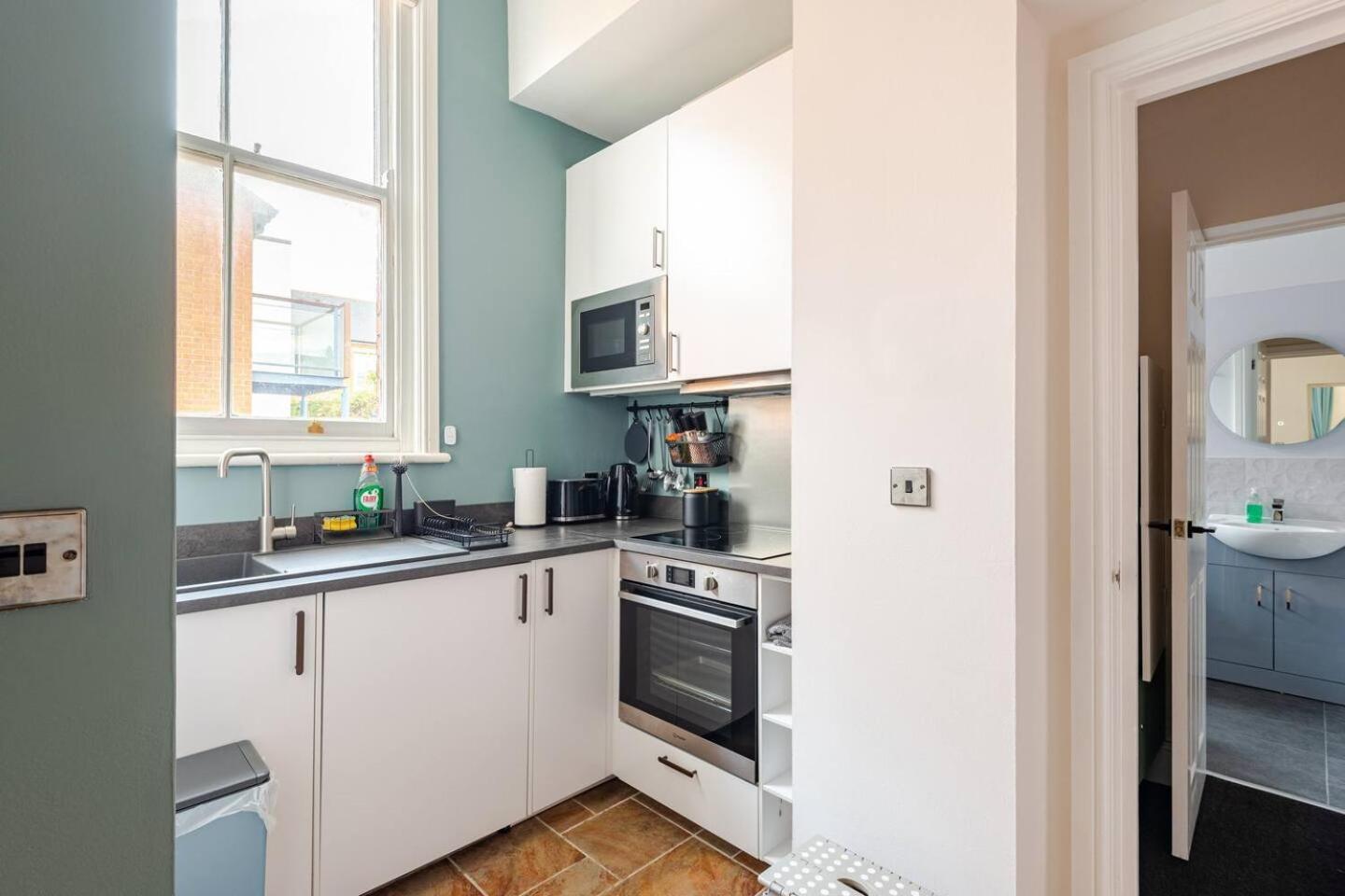 Stylish Flat In Location With Free Parking Apartment