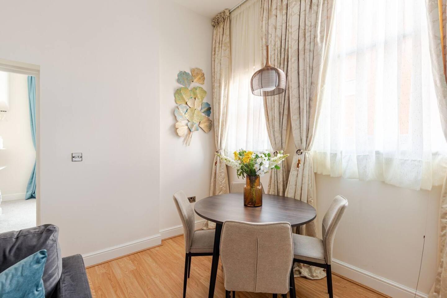 Stylish Flat In Location With Free Parking * Swindon