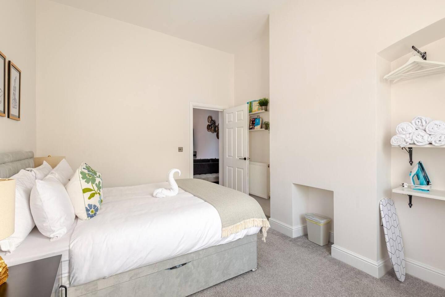 Stylish Flat In Location With Free Parking Apartment