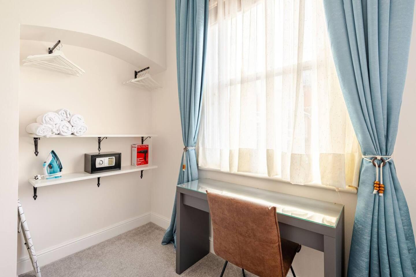 Stylish Flat In Location With Free Parking Apartment