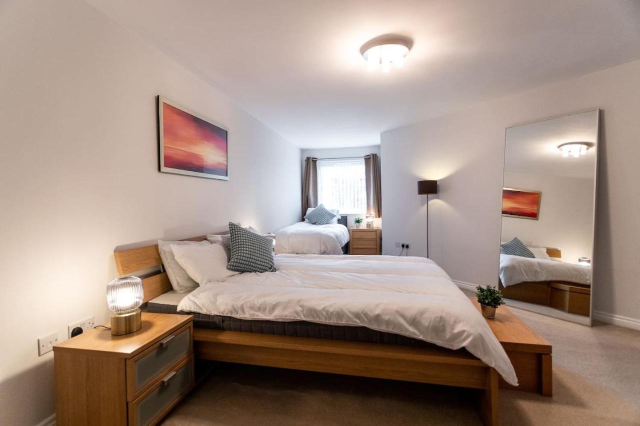 Florey Court, Long Disc, Sleeps 6 In 2 Bedrooms, Parking Apartment