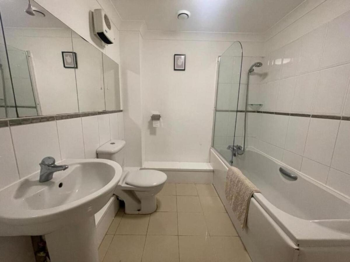 4 Bradford Old Town Swindon, 2 Bedroom, Sleeps 5, Free Secure Parking, Wifi, Long Disc Swindon