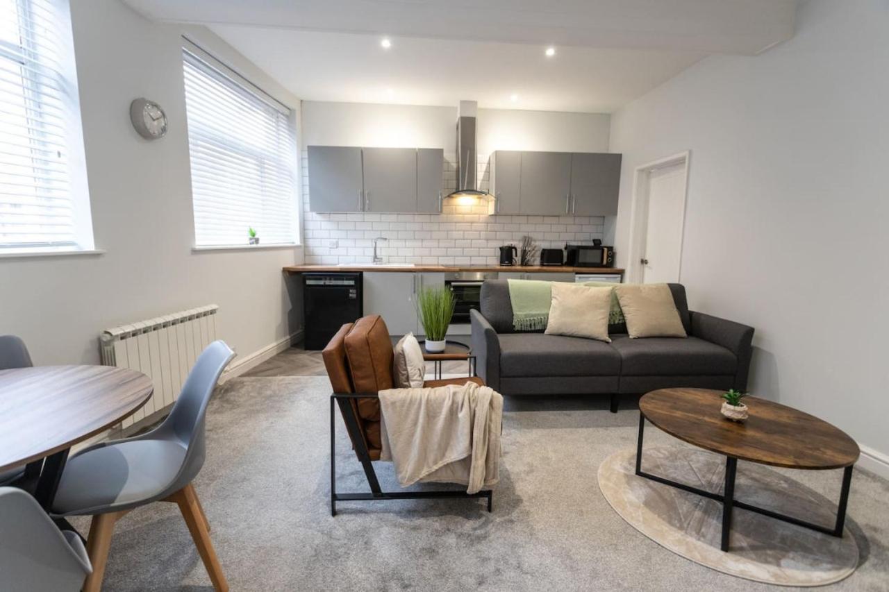 Flat B Commercial Road, 3 Bedrooms, Sleeps 5, Located In Town Centre * Swindon