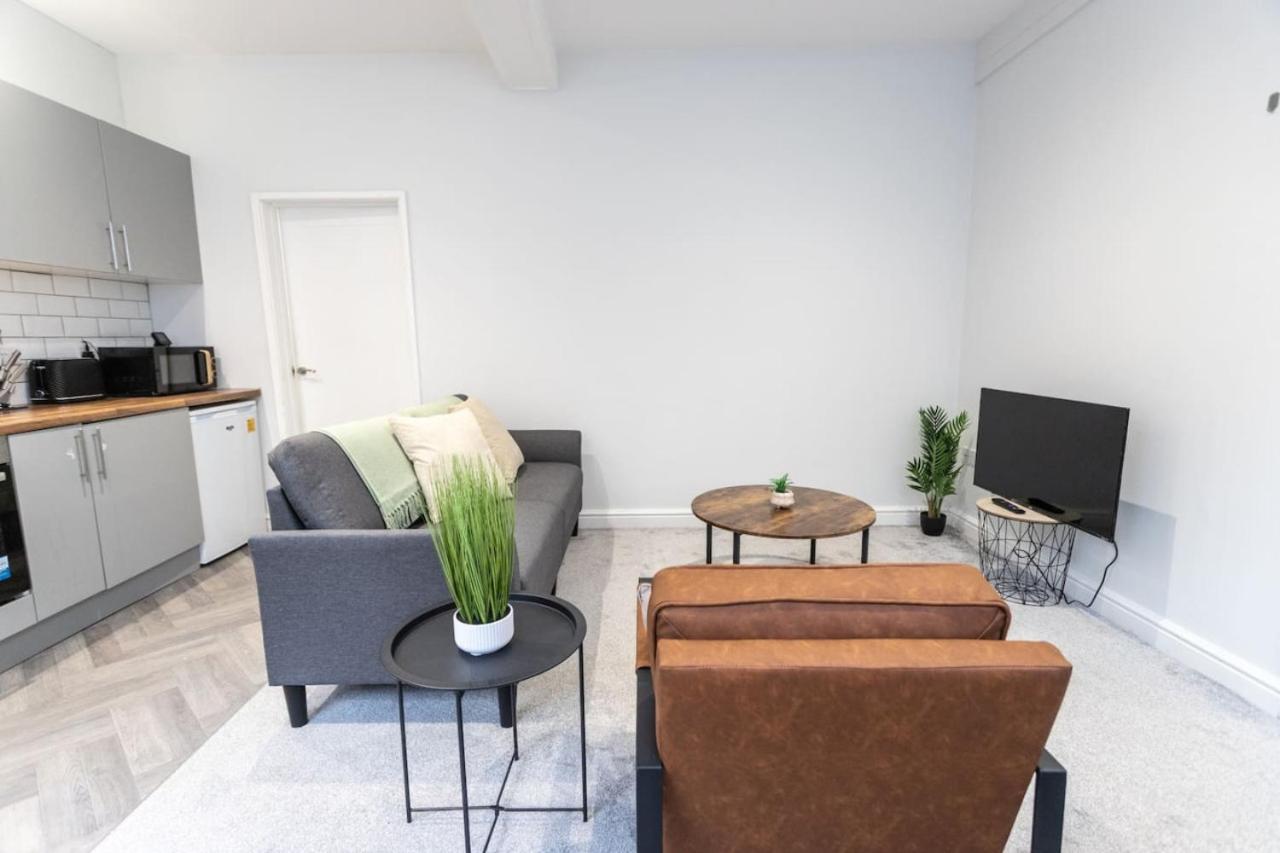 Flat B Commercial Road, 3 Bedrooms, Sleeps 5, Located In Town Centre * Swindon