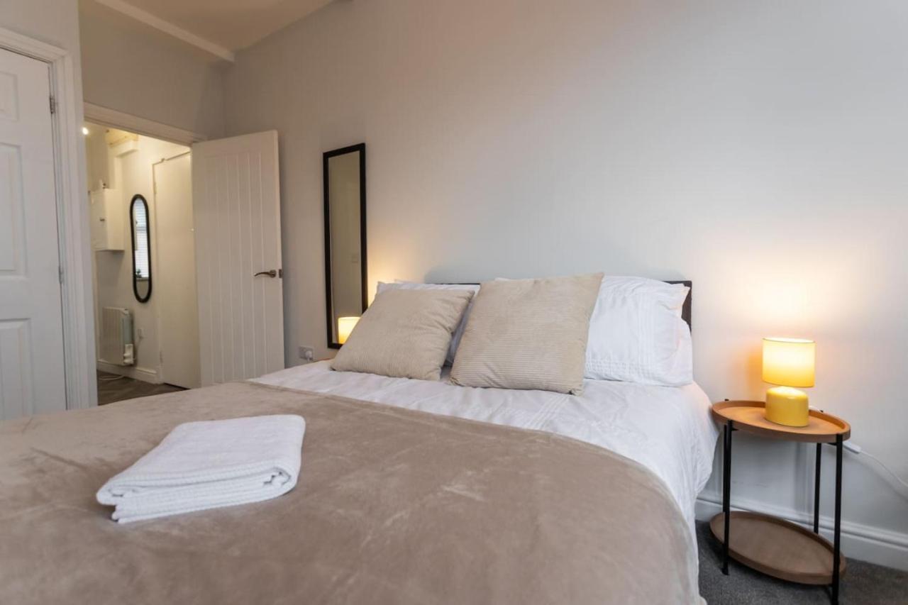 Flat B Commercial Road, 3 Bedrooms, Sleeps 5, Located In Town Centre Holiday home Swindon