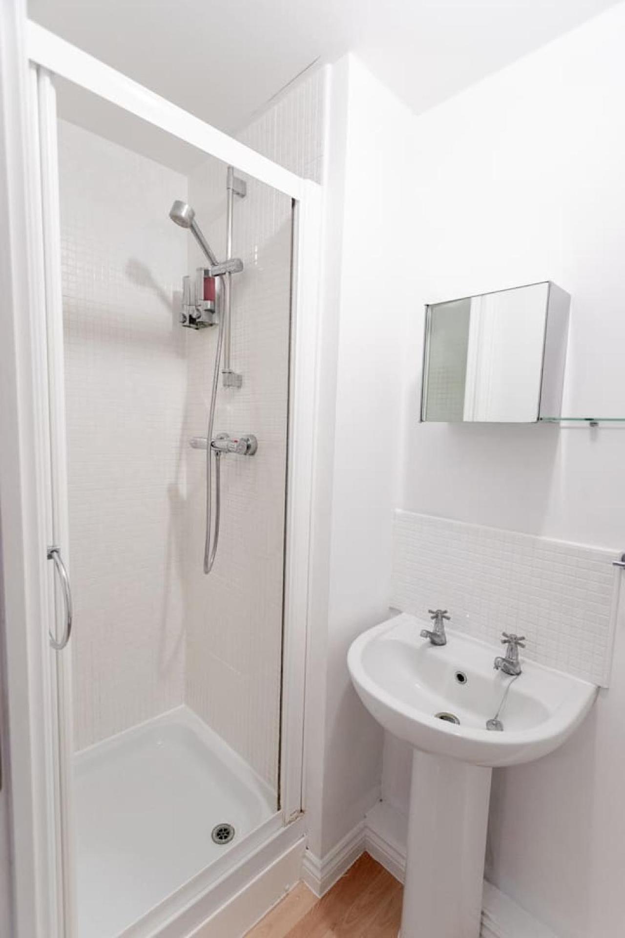 Apartment Florey Court, Long Disc, Sleeps 6 In 2 Bedrooms, Parking Swindon