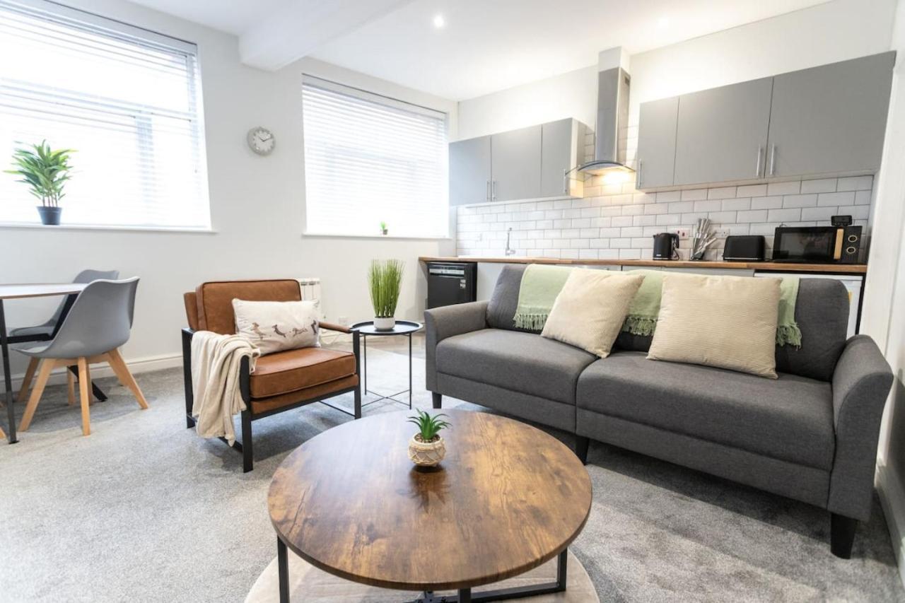 Flat B Commercial Road, 3 Bedrooms, Sleeps 5, Located In Town Centre Holiday home Swindon