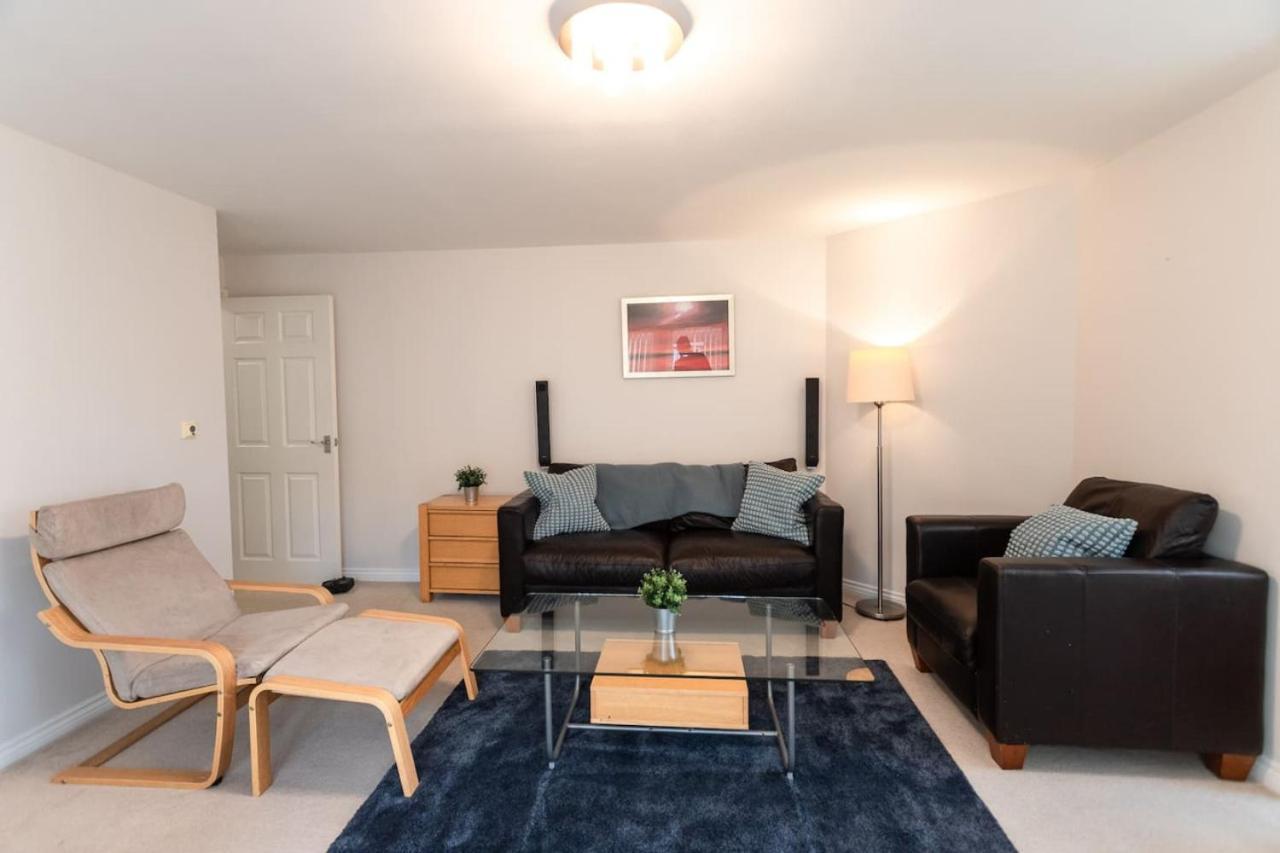 Florey Court, Long Disc, Sleeps 6 In 2 Bedrooms, Parking *