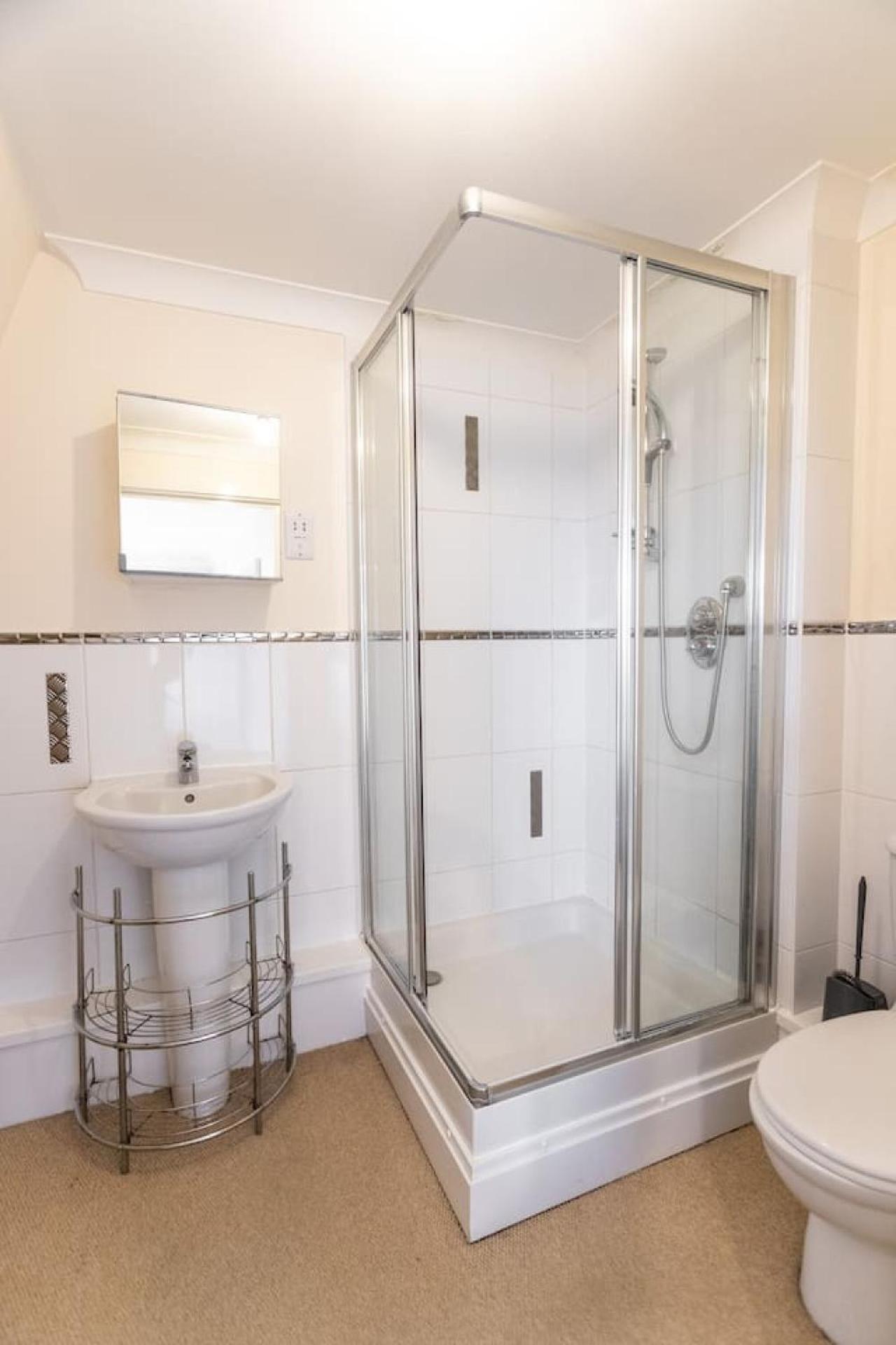 Apartment 12 Bradford Old Town Swindon, 2 Bedroom, Sleeps 5, Free Secure Parking, Wifi, Long Disc Swindon