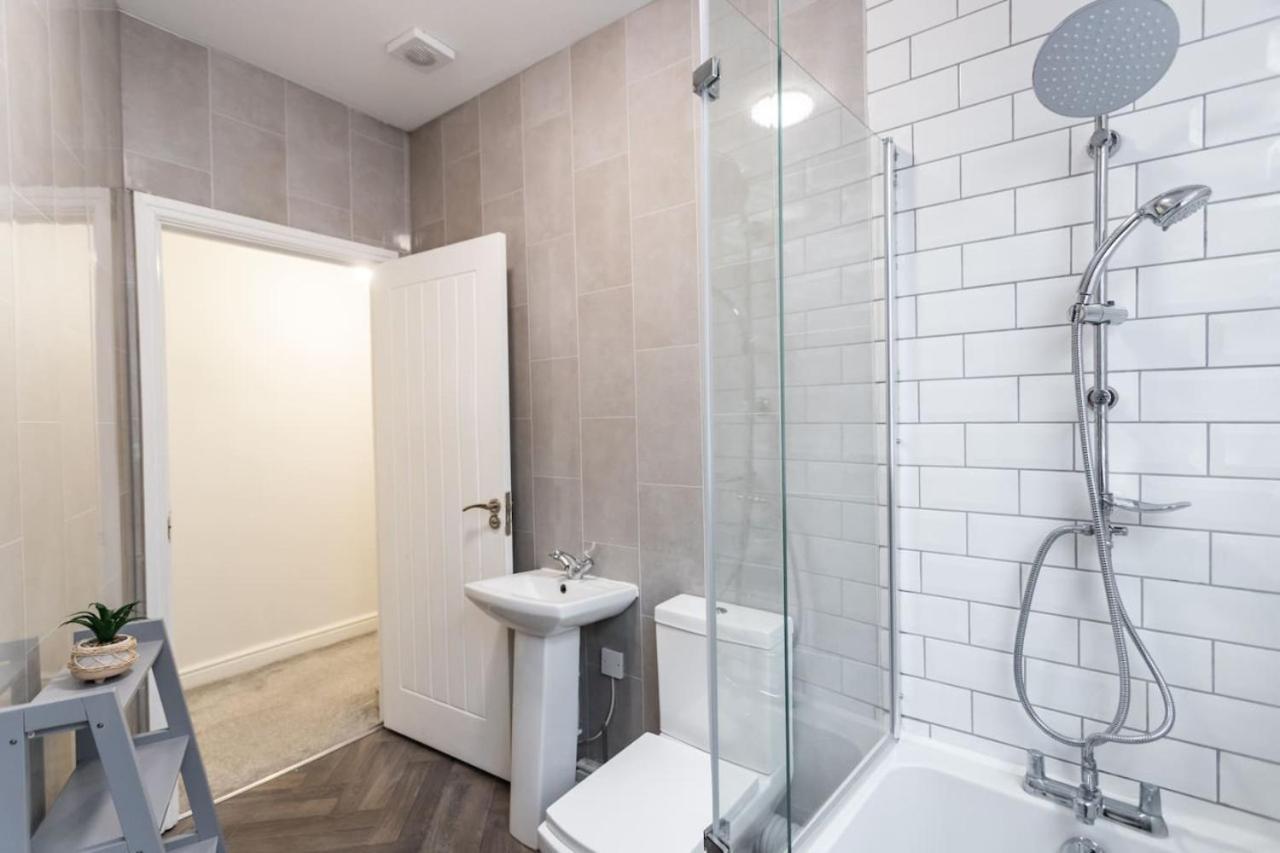 Flat B Commercial Road, 3 Bedrooms, Sleeps 5, Located In Town Centre Holiday home Swindon