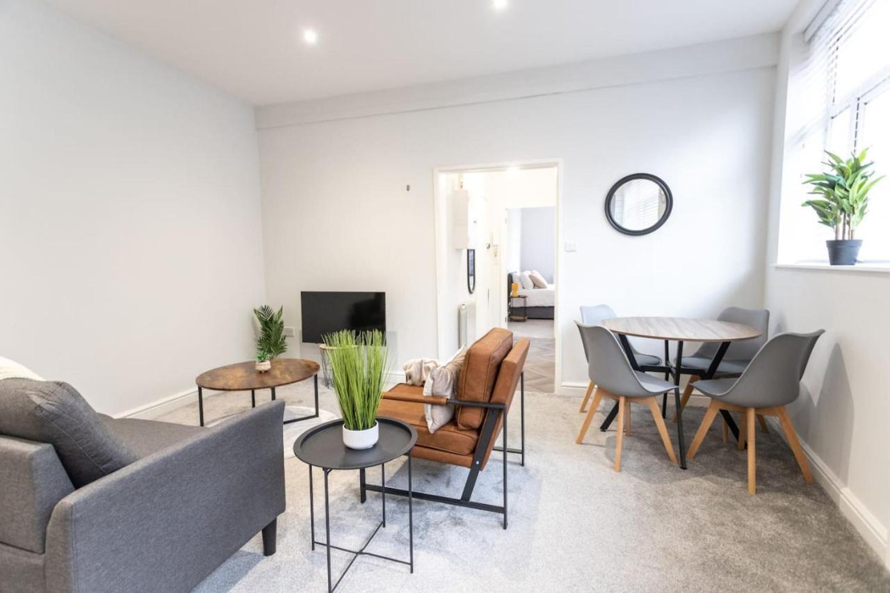 Flat B Commercial Road, 3 Bedrooms, Sleeps 5, Located In Town Centre * Swindon