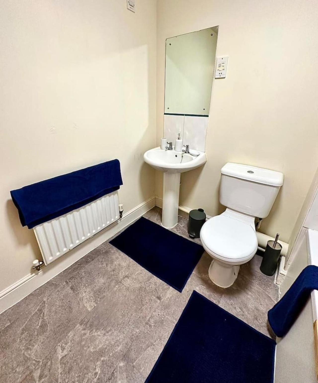 17 Fwc 2 Bedroom Apartment, Swindon, Secure Parking, Sleeps 5