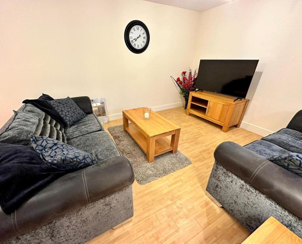 Apartment 17 Fwc 2 Bedroom Apartment, Swindon, Secure Parking, Sleeps 5