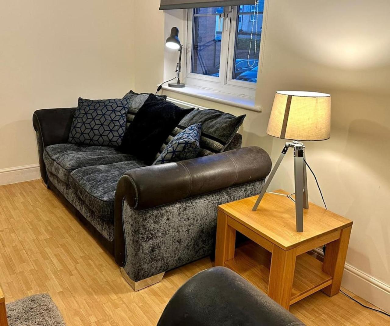 17 Fwc 2 Bedroom Apartment, Swindon, Secure Parking, Sleeps 5 Apartment Swindon