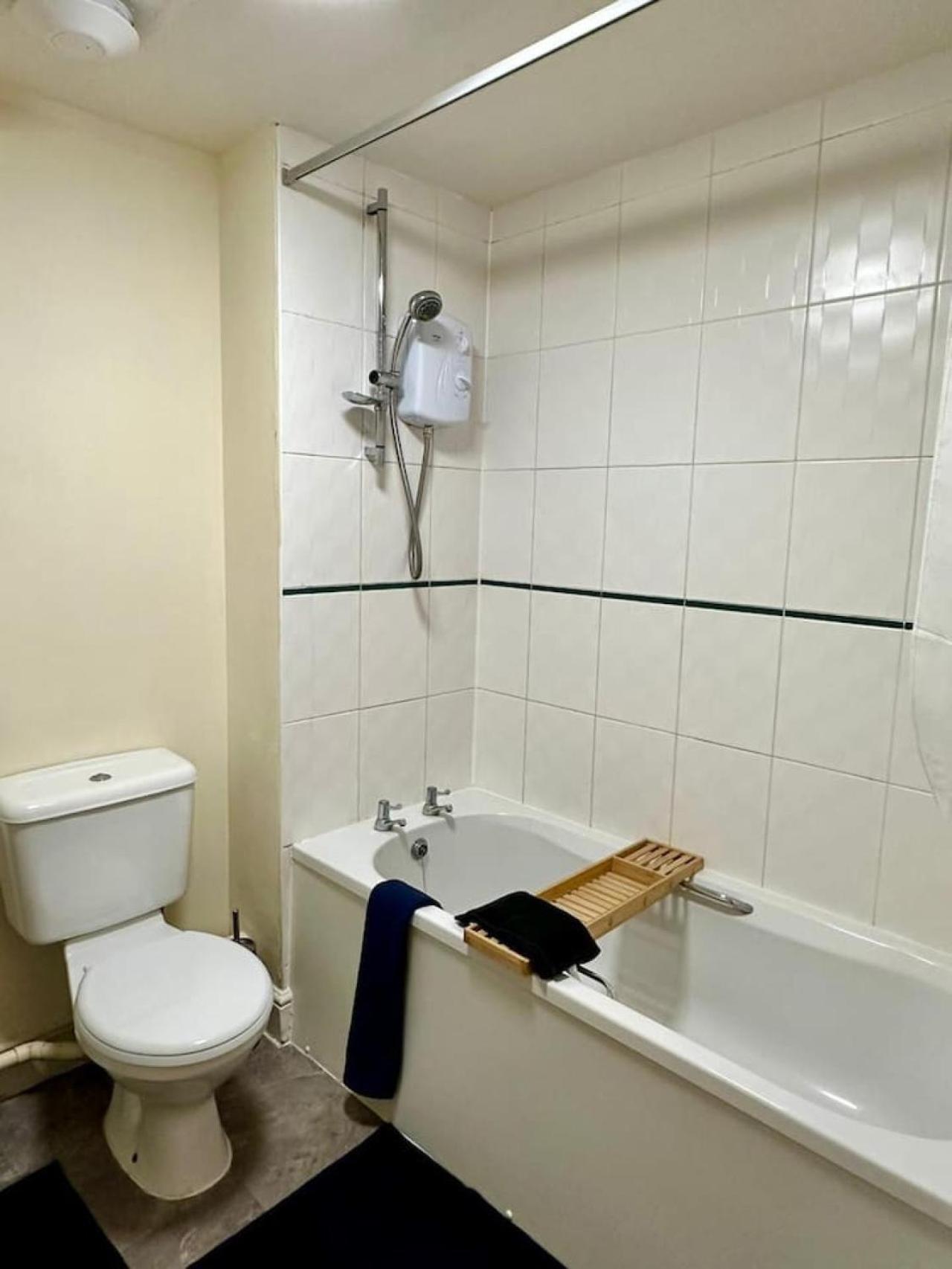 Apartment 17 Fwc 2 Bedroom Apartment, Swindon, Secure Parking, Sleeps 5 Swindon