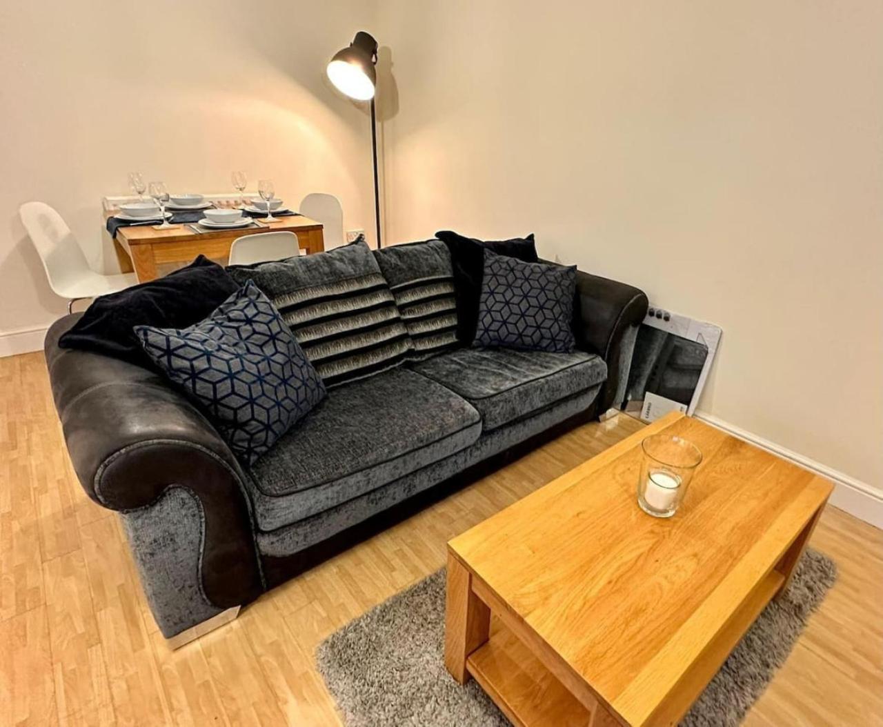 17 Fwc 2 Bedroom Apartment, Swindon, Secure Parking, Sleeps 5 *