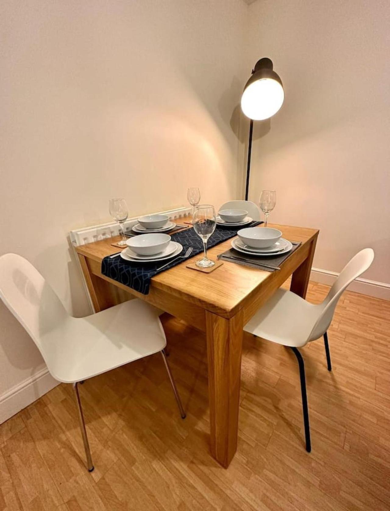 Apartment 17 Fwc 2 Bedroom Apartment, Swindon, Secure Parking, Sleeps 5 *