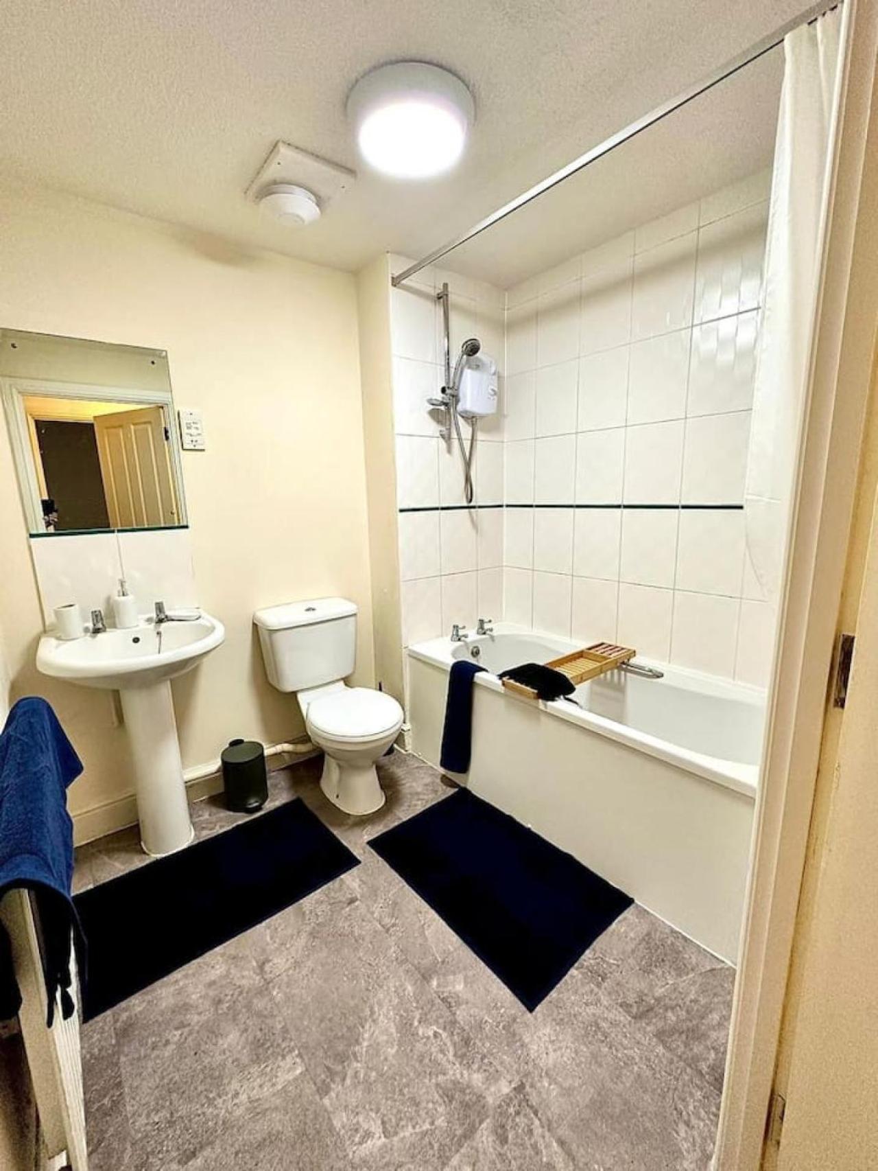 17 Fwc 2 Bedroom Apartment, Swindon, Secure Parking, Sleeps 5 Apartment Swindon