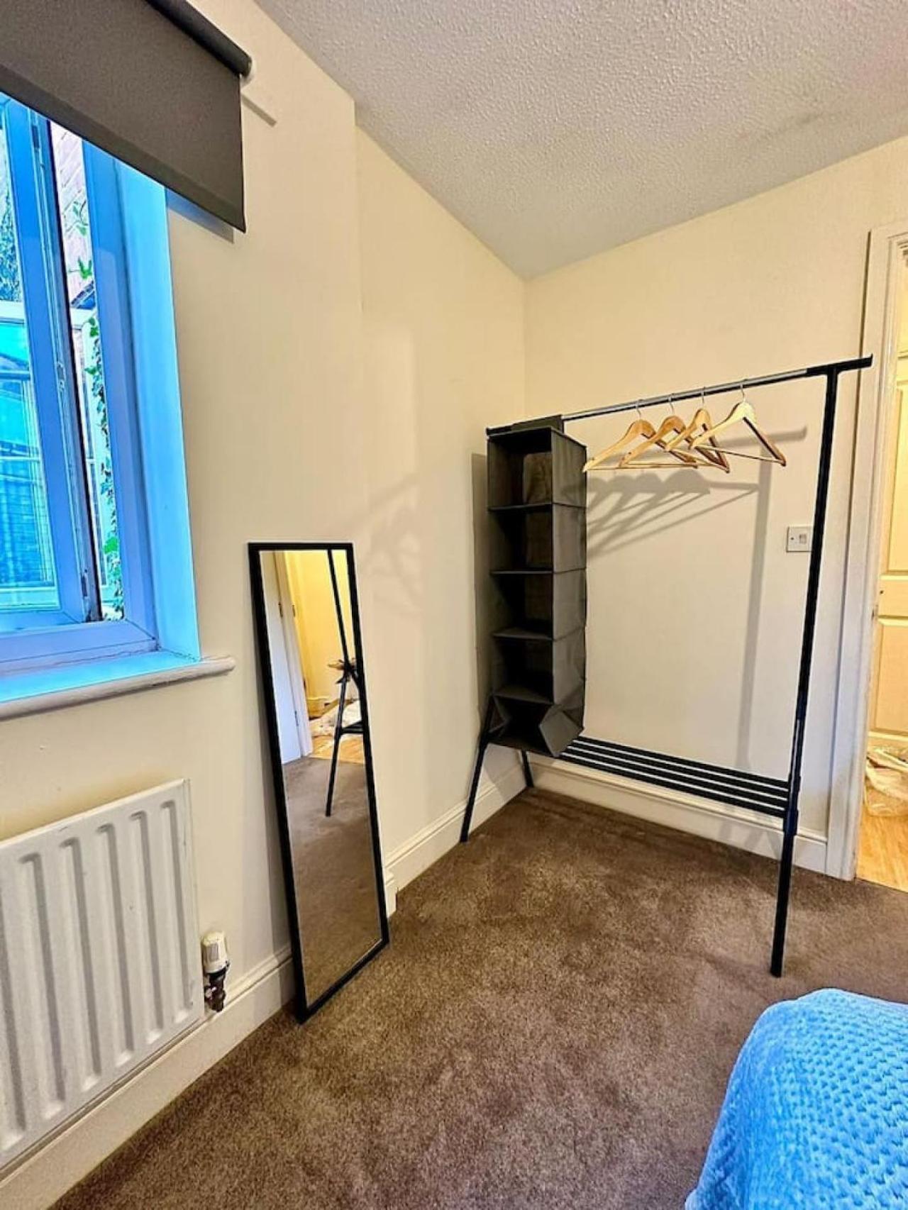 17 Fwc 2 Bedroom Apartment, Swindon, Secure Parking, Sleeps 5 *
