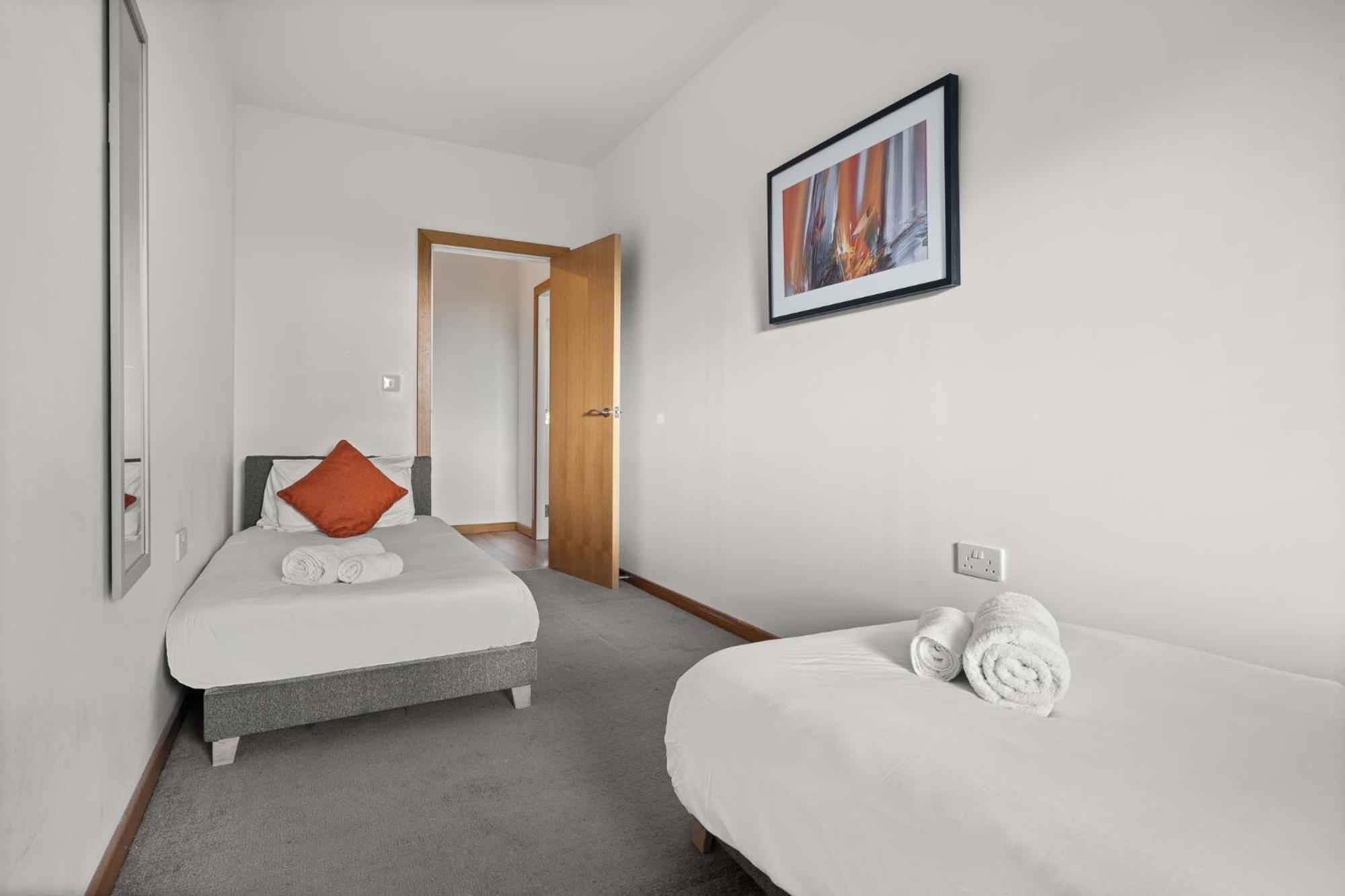 Apartment Comfortable Modern In Swindon, Free Parking Sleeps Up To 5